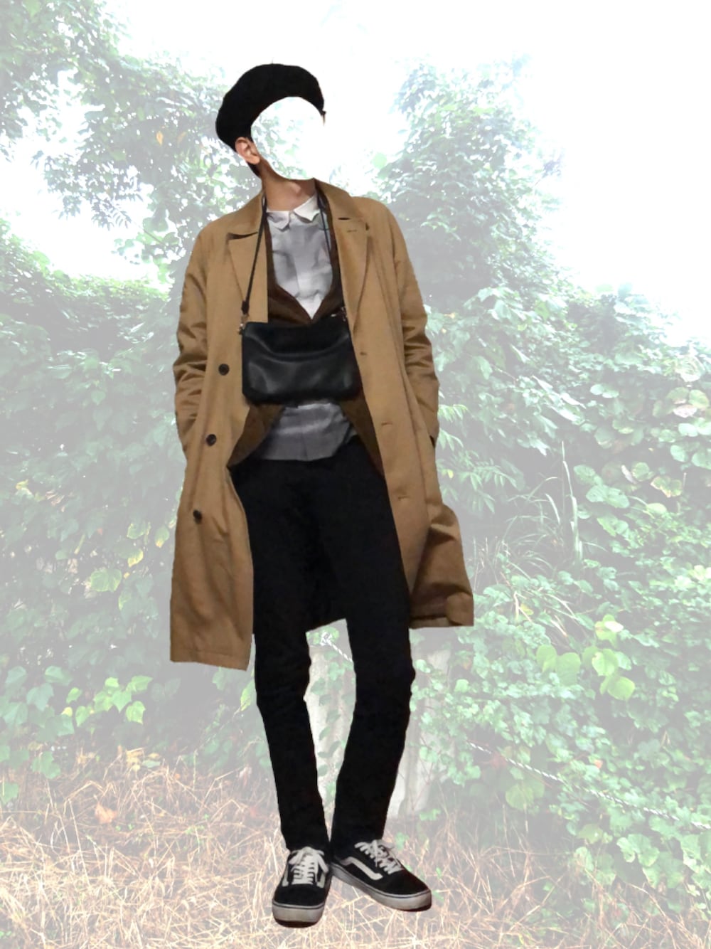ベージュ系のトレンチコート、ブラック系のスニーカー、ホワイト系のシャツ/ブラウスを着用したメンズの春コーディネートの1枚目の写真