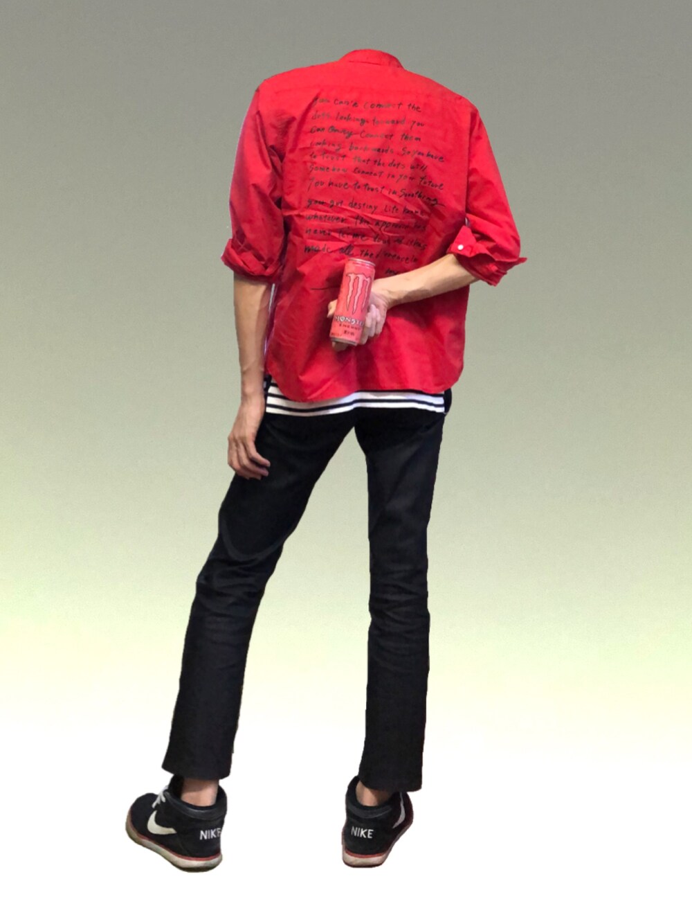 レッド系のシャツ/ブラウス、その他のTシャツ/カットソー、ブラック系のデニムパンツを着用したメンズの春コーディネートの1枚目の写真