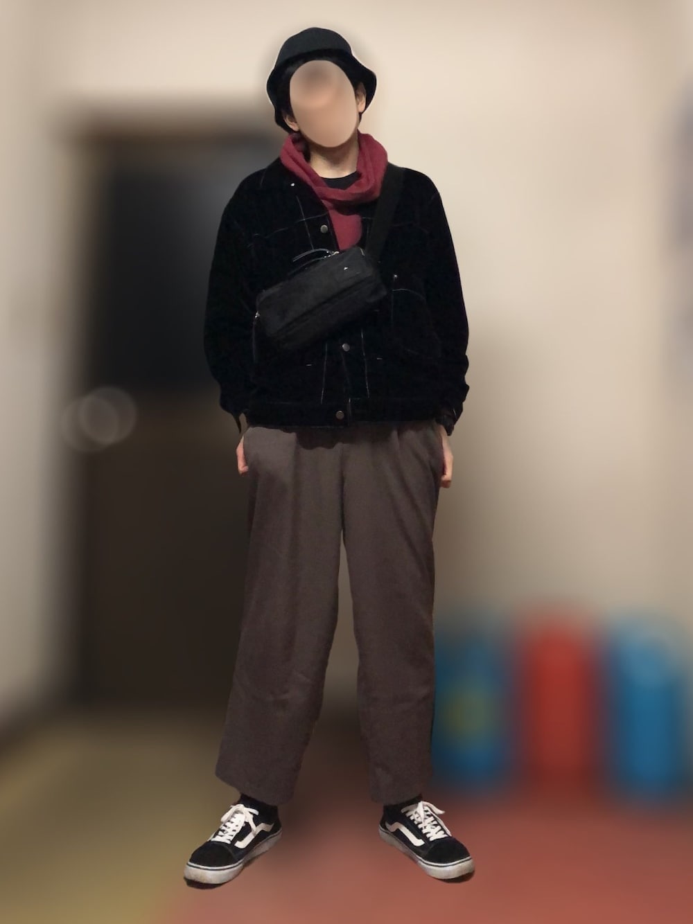 レッド系のカーディガン/ボレロ、ブラック系のブルゾン、ブラック系のショルダーバッグを着用したメンズの冬コーディネートの1枚目の写真