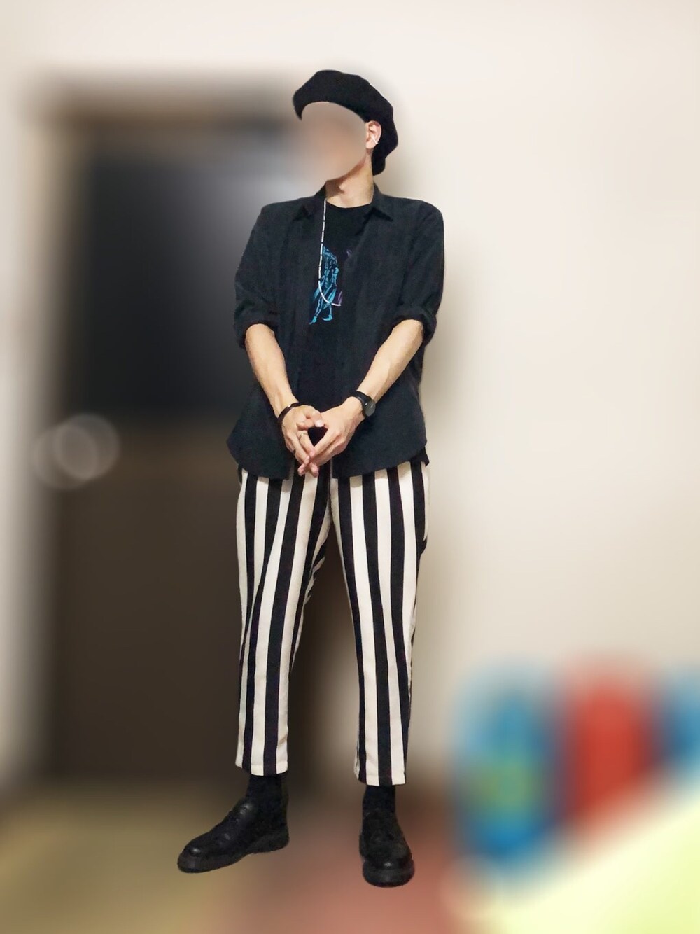 ホワイト系のスラックス、ブラック系のシャツ/ブラウス、ブラック系のTシャツ/カットソーを着用したメンズの夏コーディネートの1枚目の写真