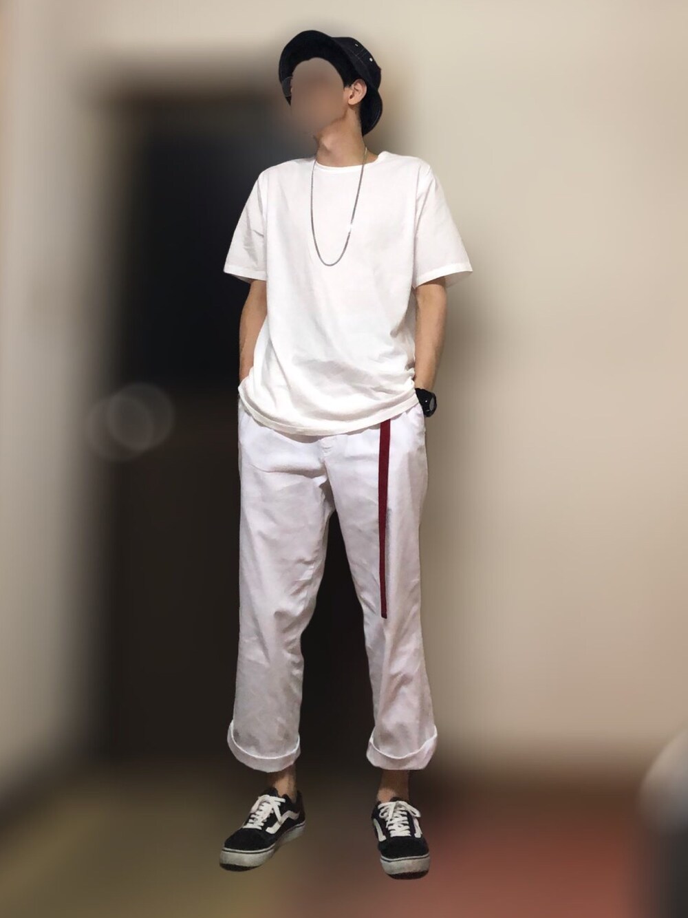 ホワイト系のチノパンツ、ホワイト系のTシャツ/カットソー、ブラック系のスニーカーを着用したメンズの夏コーディネートの1枚目の写真