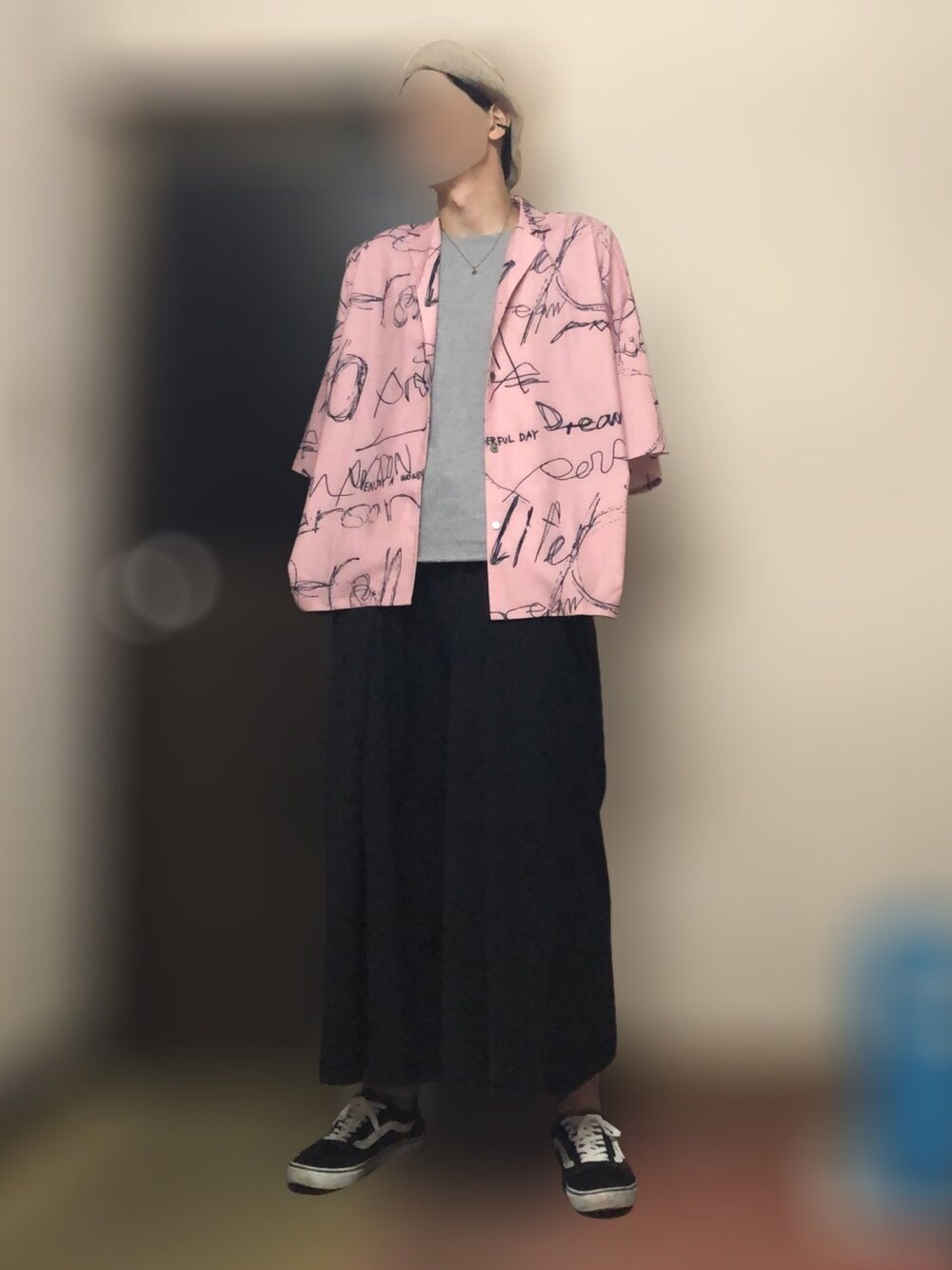 ピンク系のシャツ/ブラウス、ブラック系のスニーカー、レッド系のネックレスを着用したメンズの夏コーディネートの1枚目の写真