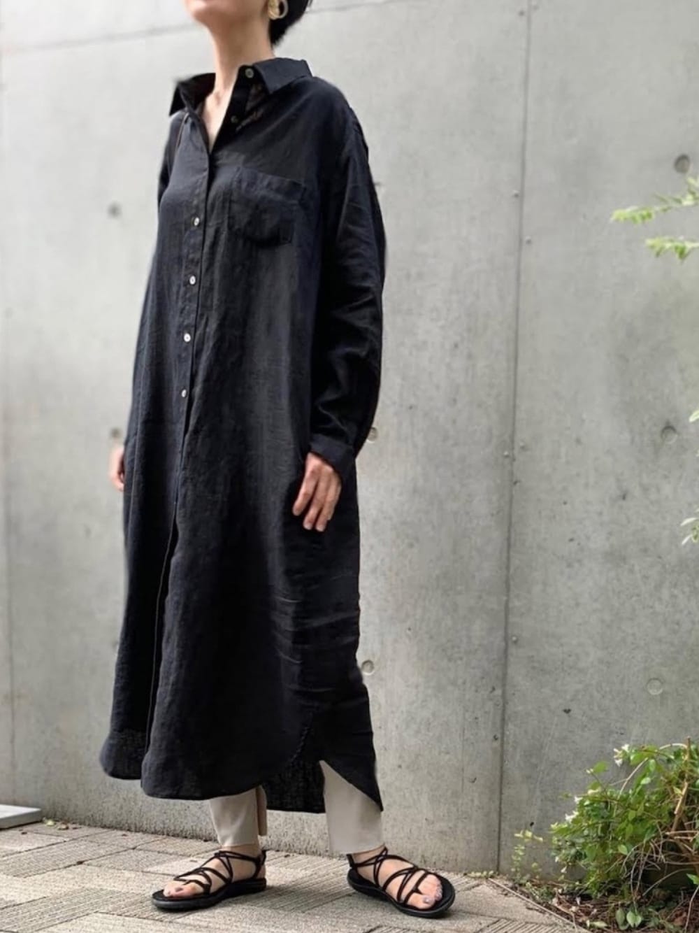 ブラック系のサンダル、ブラック系のシャツワンピース、ベージュ系のレギンス/スパッツを着用したレディースの夏コーディネートの1枚目の写真