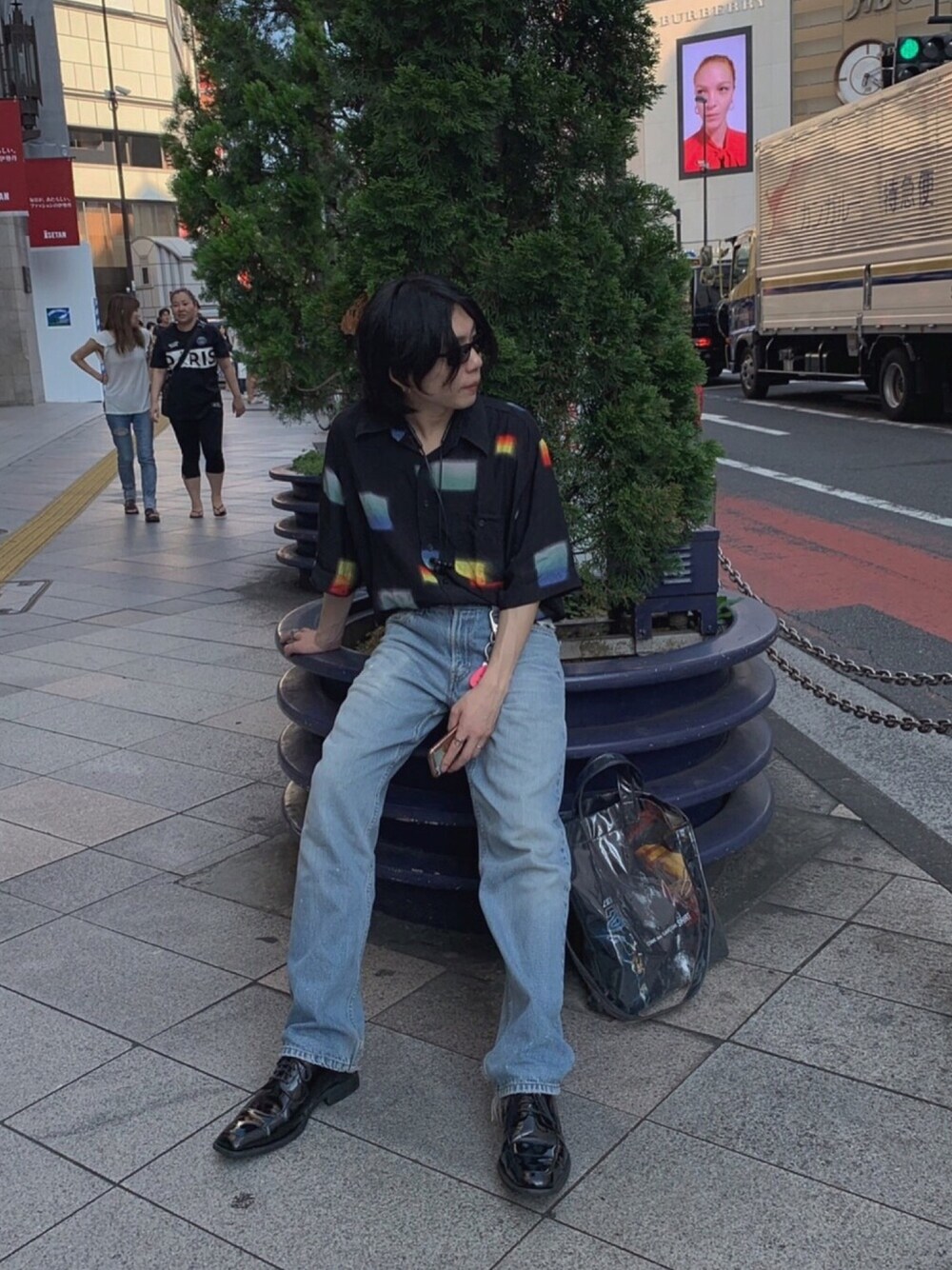 「BALENCIAGA、Levi's、Comme des Garcons SHIRT、サングラス、開襟シャツ、トートバッグ、PVC、カジュアルコーデ」｜「BALENCIAGAのアイテム（サングラス、ブラック系）」を使った、ℛさん（メンズ・168cm）の夏コーディネートの1枚目の写真
