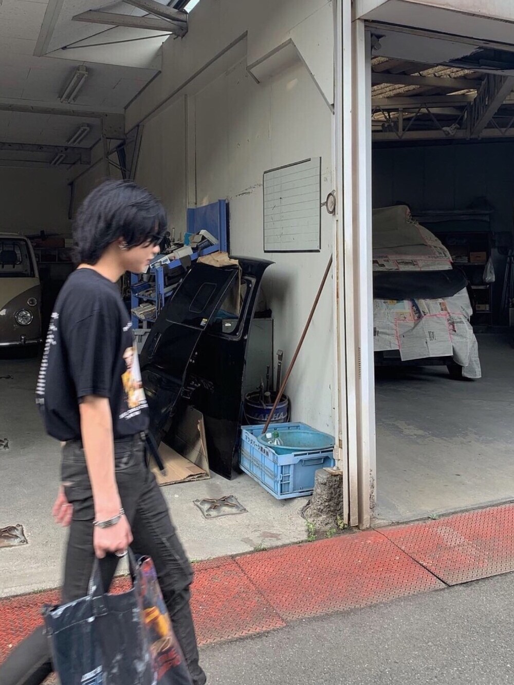 「BALENCIAGA、jean paul gaultier、Comme des Garcons SHIRT、RICK OWENS DRKSHDW、マリリンマンソン、バンドT、pvcバッグ、夏」｜「COMME des GARCONS SHIRTのアイテム（ショルダーバッグ、ブラック系）」を使った、ℛさん（メンズ・168cm）の夏コーディネートの1枚目の写真