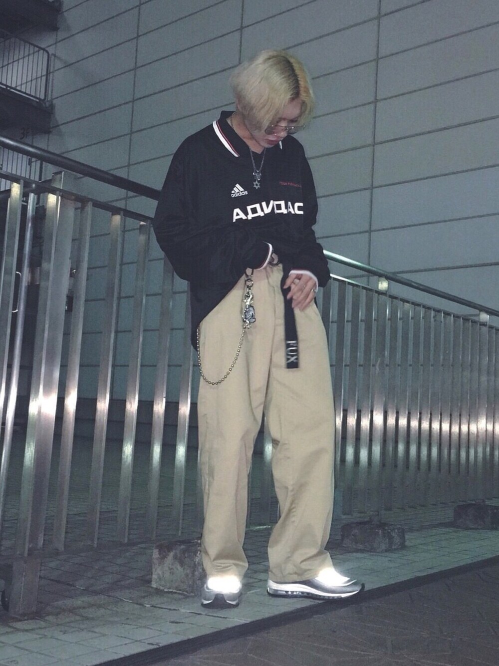「gosharubchinskiy、air max 97、スケータースタイル、スポーツミックス、サッカーシャツ、ワイドパンツ」｜「Gosha RubchinskiyのGosha Rubchinskiy - logo patch long-sleeve polo top - men - ポリエステル/リサイクル·ポリエステル - S（ポロシャツ、ブラック系）」を使った、ℛさん（メンズ・168cm）の春コーディネートの1枚目の写真