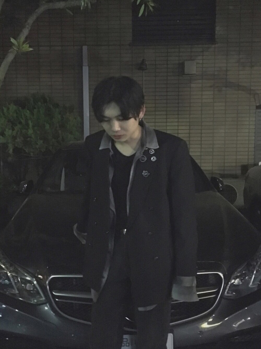 「ANTON LISIN、Levi's、ジャケット、ダブルジャケット、チェックシャツ、ブーツカットパンツ、フレアパンツ、ブラック、モノトーン、春」｜「ANTON LISINのアイテム（バッジ、ブラック系）」を使った、ℛさん（メンズ・168cm）の春コーディネートの1枚目の写真