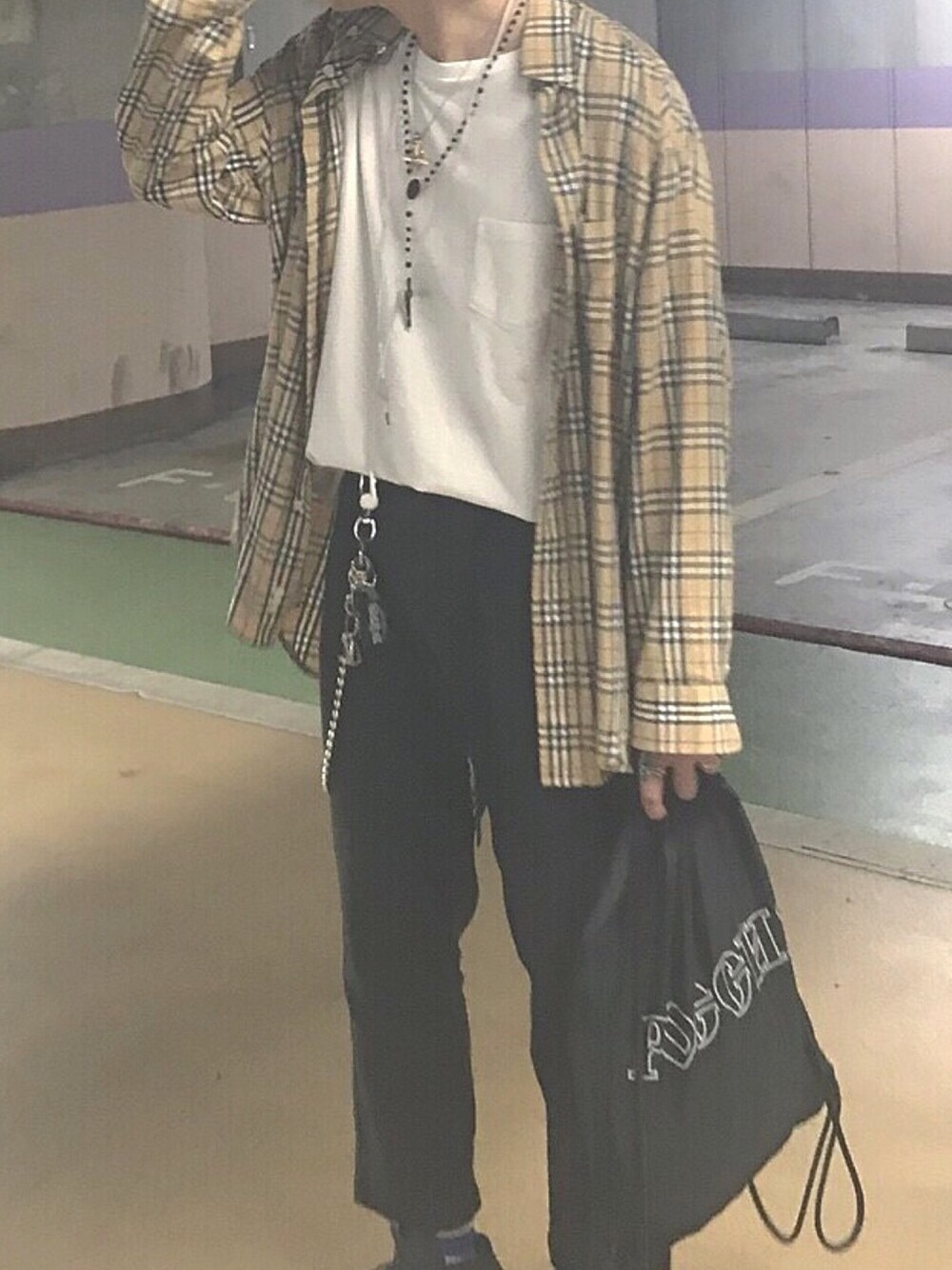 「秋コーデ、ベージュ、韓国ファッション、シャツスタイル、スラックス、ナップサック」｜「BURBERRYのアイテム（シャツ/ブラウス、ベージュ系）」を使った、ℛさん（メンズ・168cm）の秋コーディネートの1枚目の写真