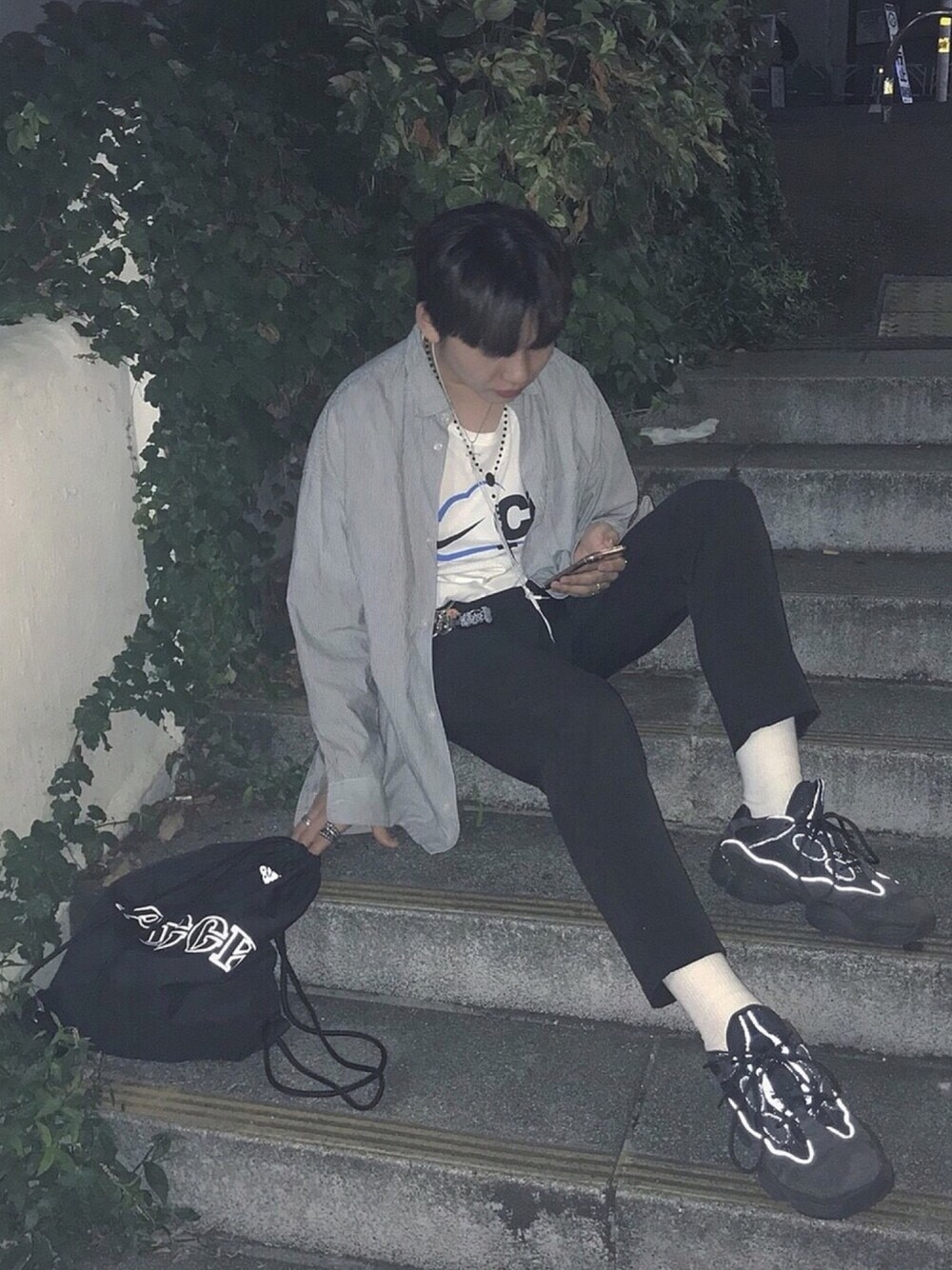 「gosharubchinskiy、yeezy500、スラックス、ダッドスニーカー、ストライプ、タックイン」｜「adidasのアイテム（スニーカー、ブラック系）」を使った、ℛさん（メンズ・168cm）の夏コーディネートの1枚目の写真