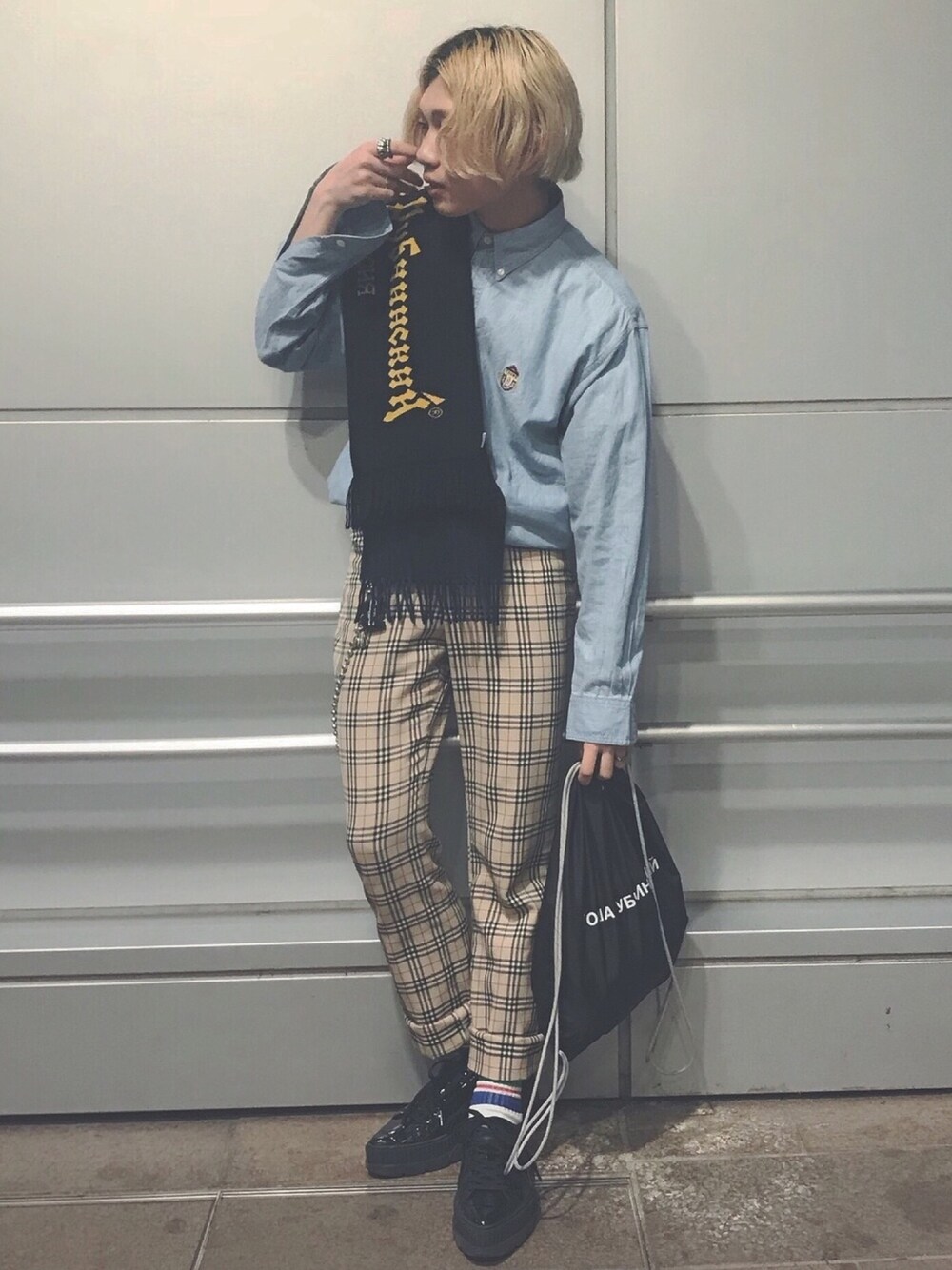 「gosharubchinskiy、burberry、BURBERRY BLUE LABEL、デニムシャツ、チェックパンツ」｜「Gosha Rubchinskiyのアイテム（マフラー、ブラック系）」を使った、ℛさん（メンズ・168cm）の春コーディネートの1枚目の写真