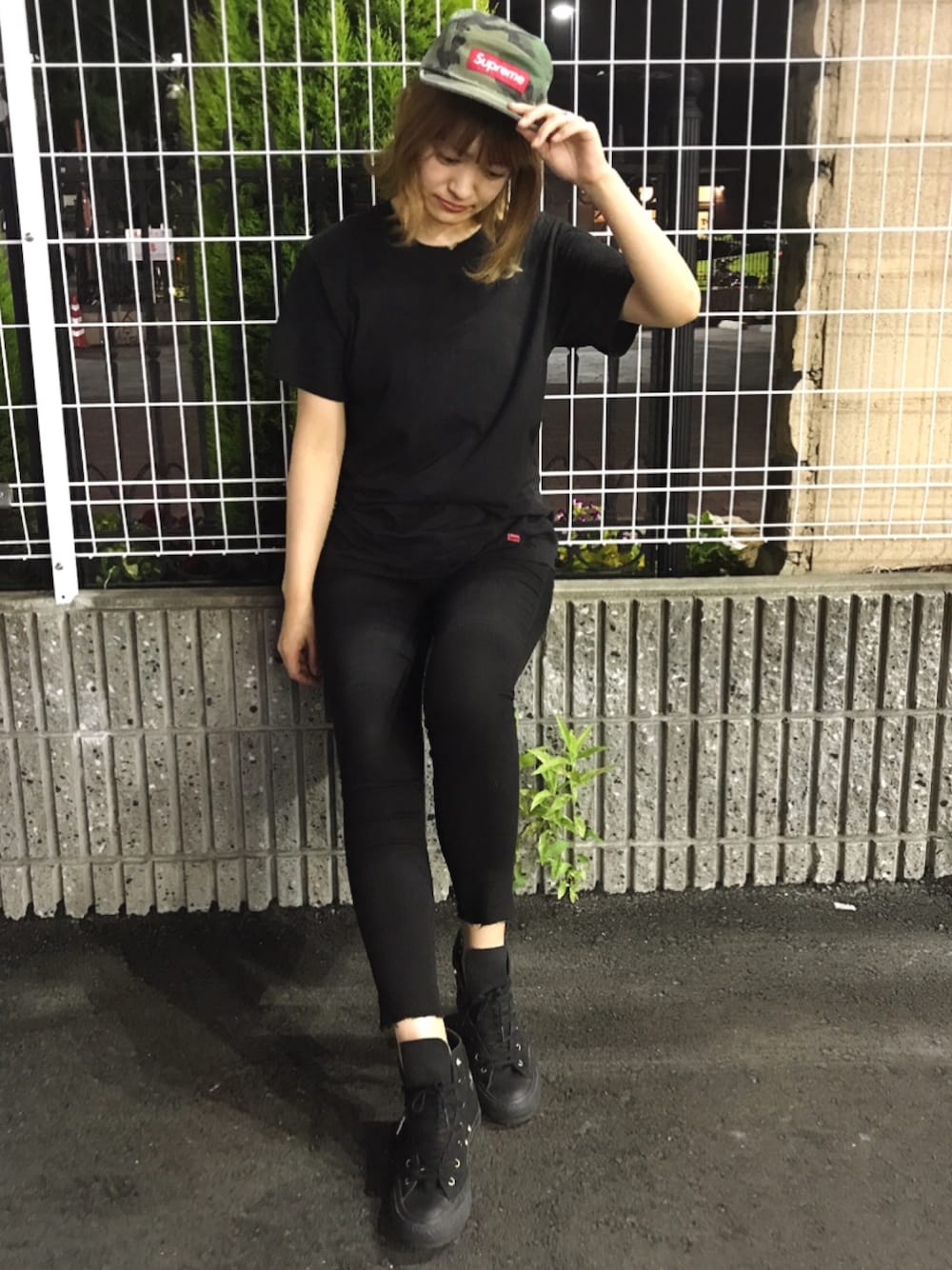 「黒、supreme、CAP、カジュアル、ストリート、シンプル、コンバース、Tシャツ」｜「Supreme のアイテム（キャップ、グリーン系）」を使った、D♡nut🍩さん（レディース・157cm）の夏コーディネートの1枚目の写真