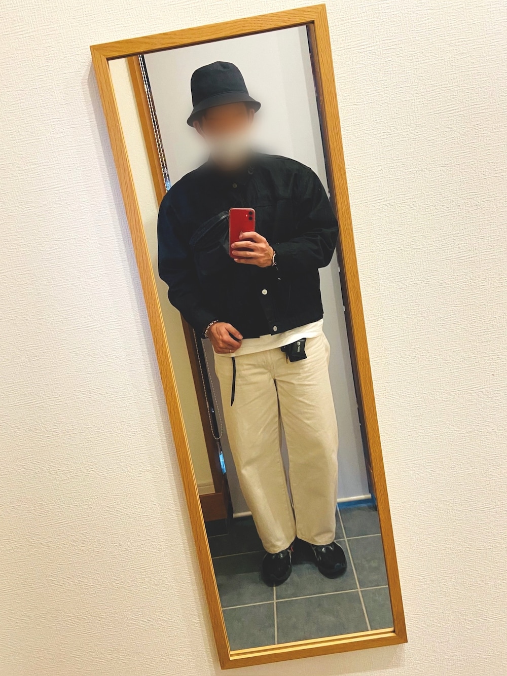 ブラック系のデニムジャケット、ホワイト系のTシャツ/カットソー、ブラック系のベストを着用したメンズの春コーディネートの1枚目の写真