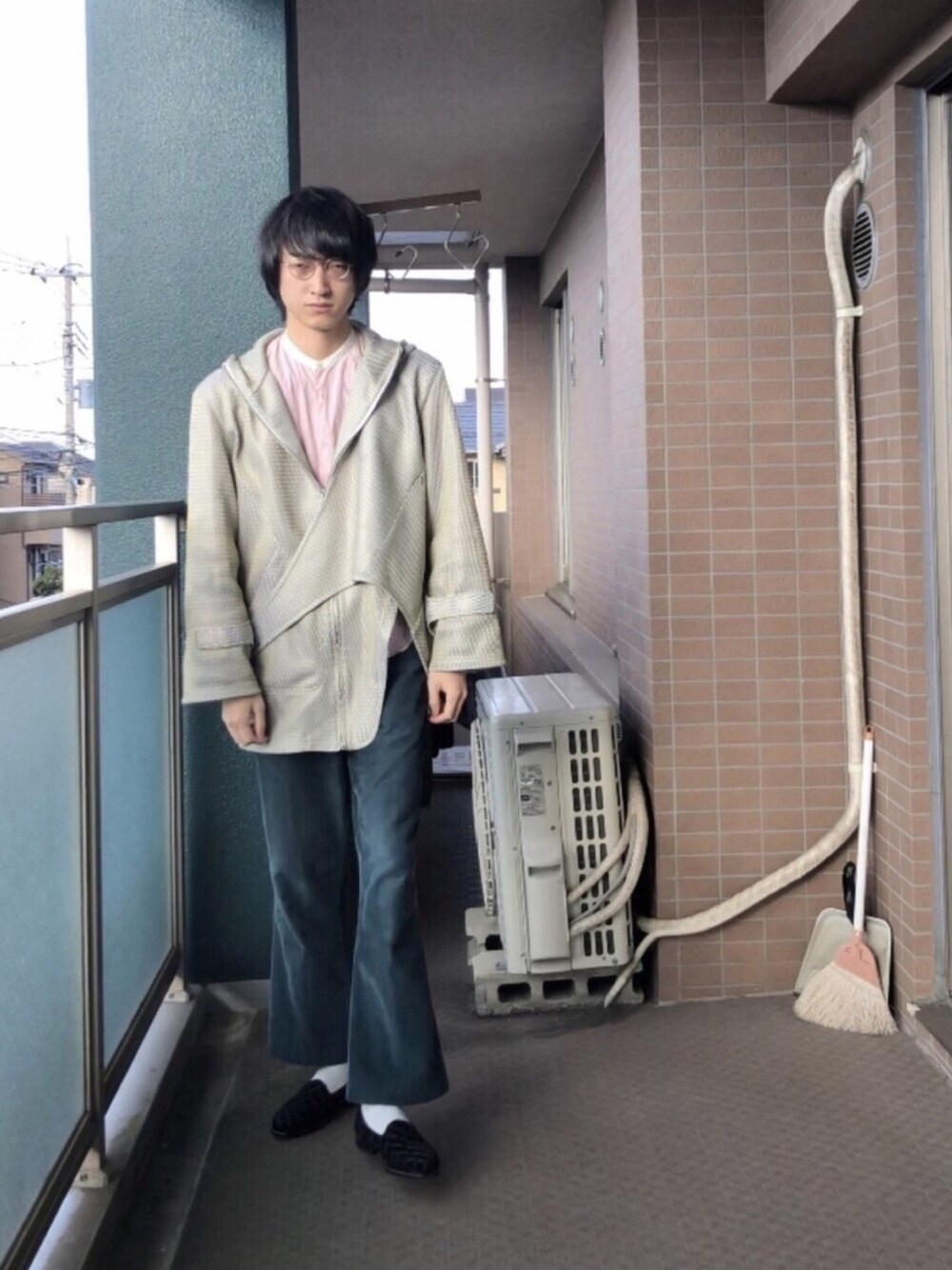 「今日のコーデ、パステル映える春、パーカー、フレアパンツ、スリッポン」｜「hatraのhatra 20ss（パーカー、イエロー系）」を使った、けいすけさん（メンズ・179cm）の春コーディネートの1枚目の写真