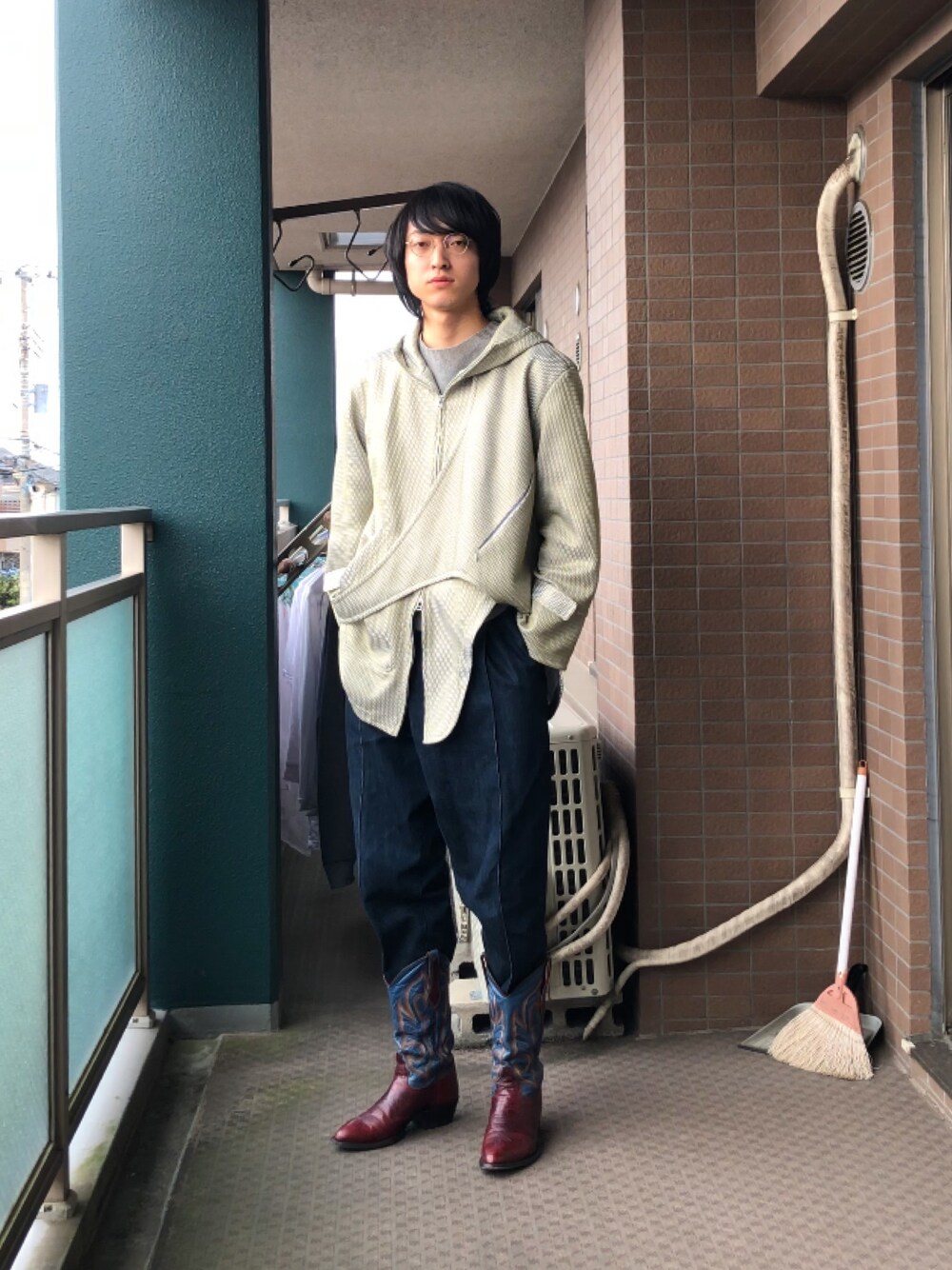 「おうちファッション、おしゃれさんと繋がりたい、はるコーデ、パーカー、デニムパンツ、ウエスタンブーツ」｜「hatraのhatra 20ss（パーカー、イエロー系）」を使った、けいすけさん（メンズ・179cm）の春コーディネートの1枚目の写真