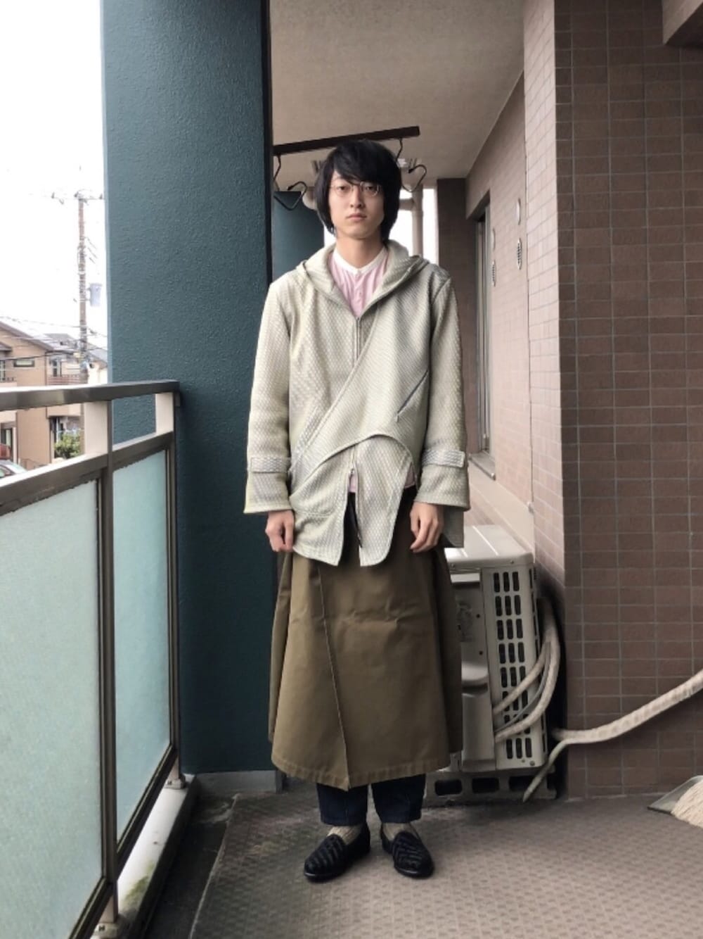「おしゃれさんと繋がりたい、おうちファッション、はるコーデ、パステルカラー、シャツ、パーカー、パンプス」｜「meanswhileの18aw 3Layer Ventile Wrap Sheet（その他パンツ、グリーン系）」を使った、けいすけさん（メンズ・179cm）の春コーディネートの1枚目の写真