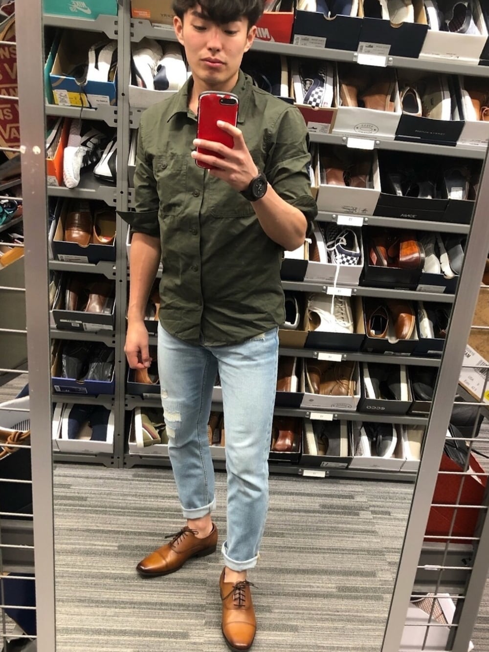 「ハワイ、革靴、シンプルコーデ、アバクロ、ホリスター、ショッピングモールで自撮り、170cm」｜「Abercrombie&Fitchのアイテム（シャツ/ブラウス、グリーン系）」を使った、ゴンタクスさん（メンズ・170cm）の春コーディネートの1枚目の写真