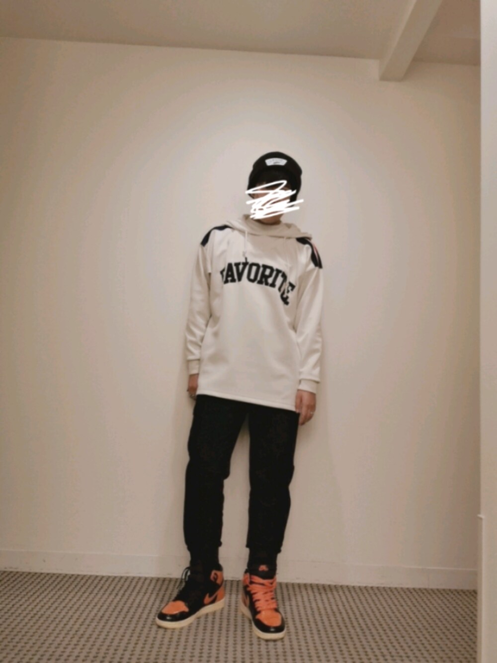 「球鞋、街头搭配、oversize、运动搭配、工装裤」｜「VANSのアイテム（ニットキャップ/ビーニー、ブラック系）」を使った、年夏至さん（メンズ・171cm）の秋コーディネートの1枚目の写真