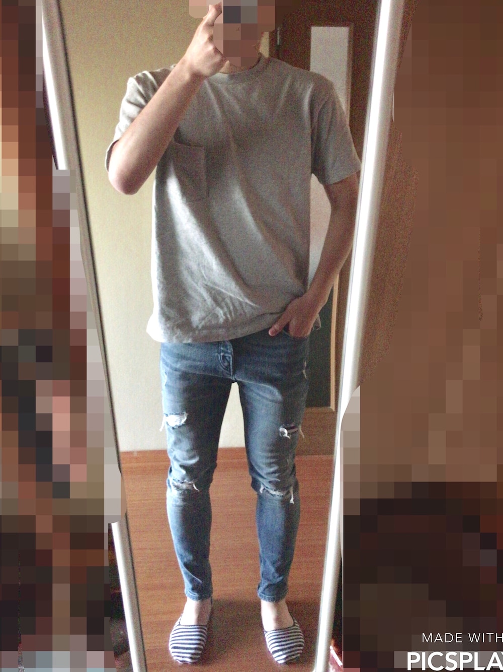 グレー系のTシャツ/カットソー、ブルー系のデニムパンツ、ブラック系のソックス/靴下を着用したメンズの夏コーディネートの1枚目の写真