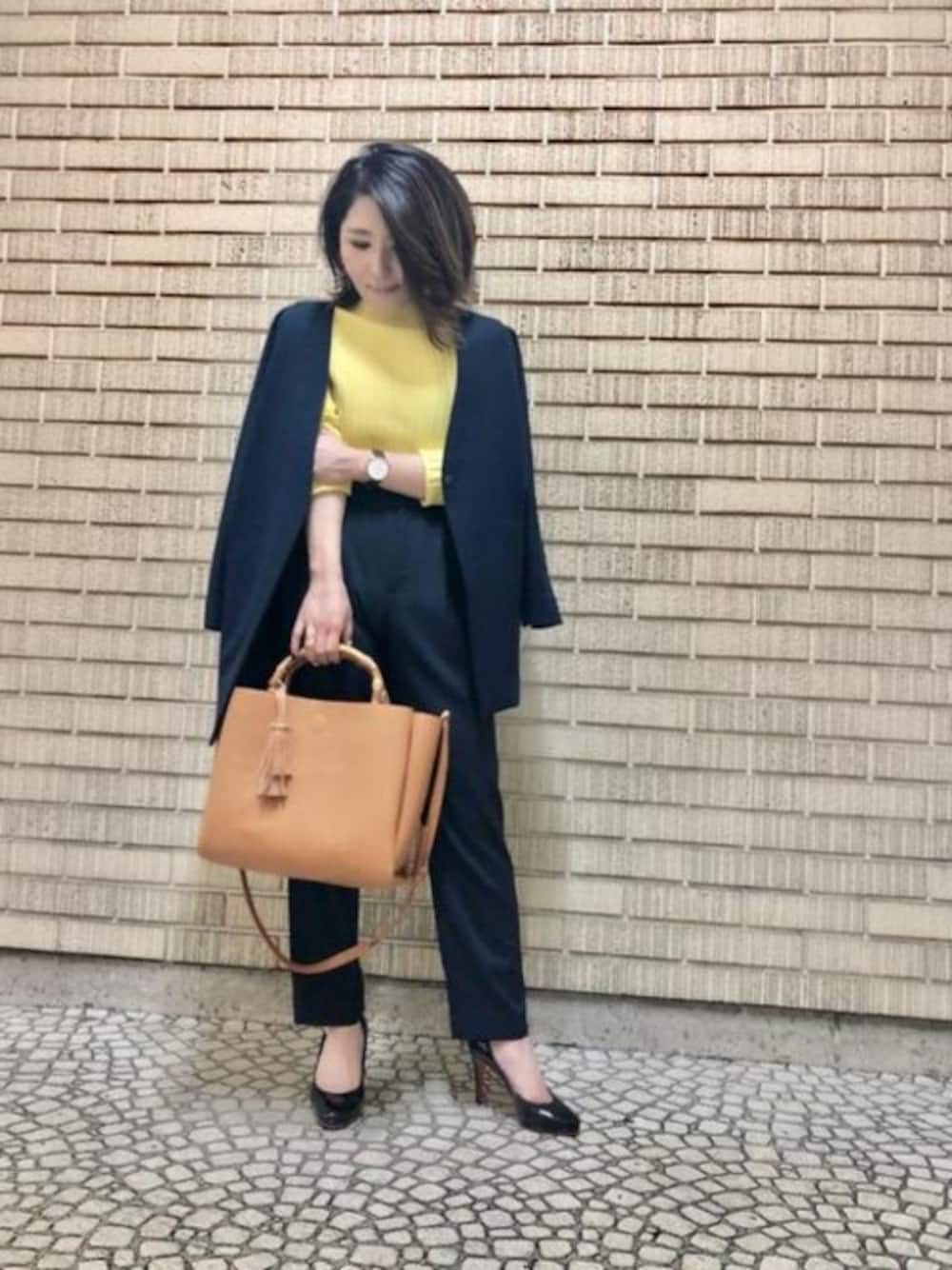 ブルー系のカーディガン/ボレロ、ブルー系のその他パンツ、イエロー系のニット/セーターを着用したレディースの春コーディネートの1枚目の写真