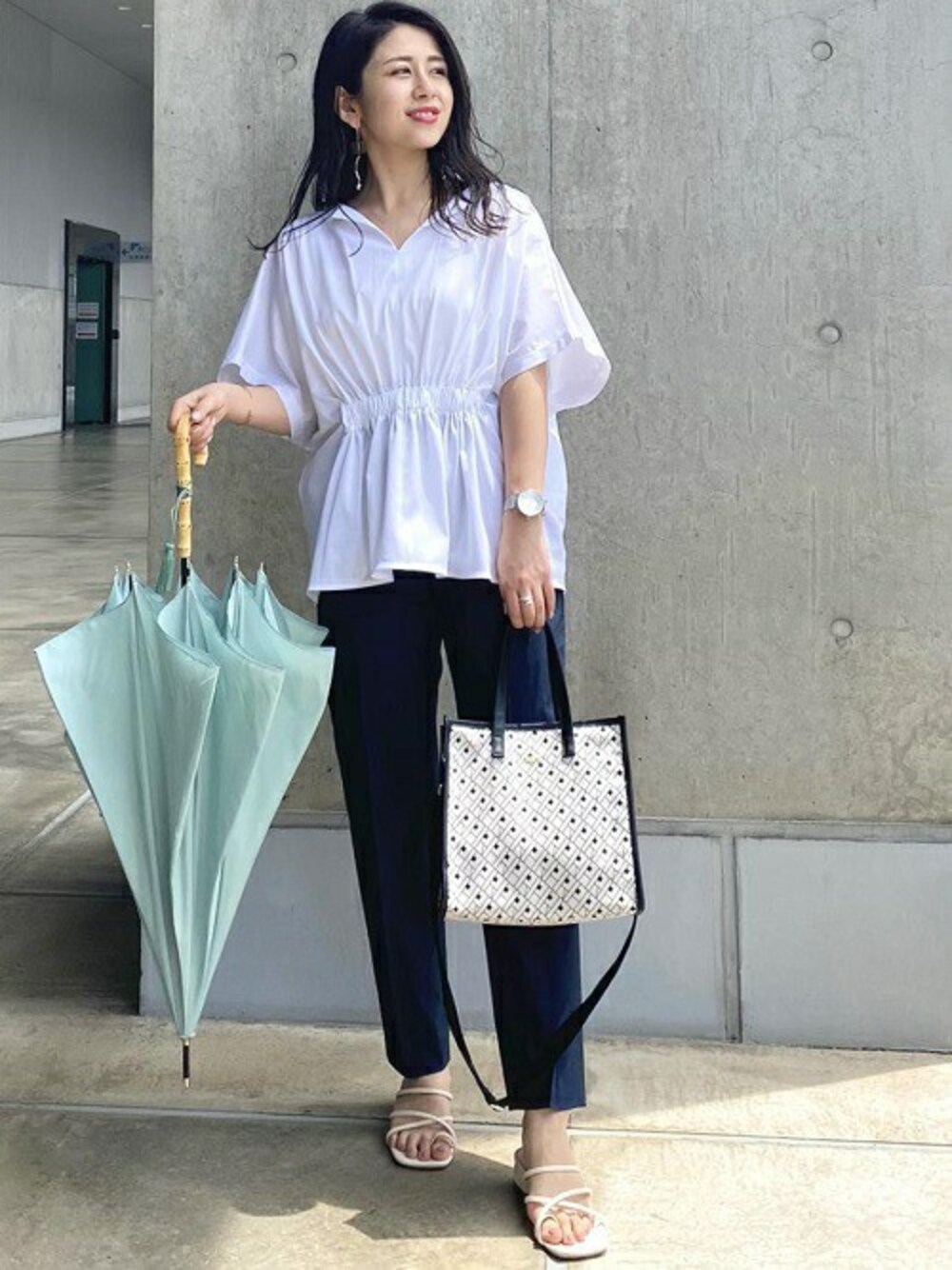 ホワイト系のTシャツ/カットソー、ブルー系のその他パンツ、グリーン系のファッション雑貨を着用したレディースの夏コーディネートの1枚目の写真