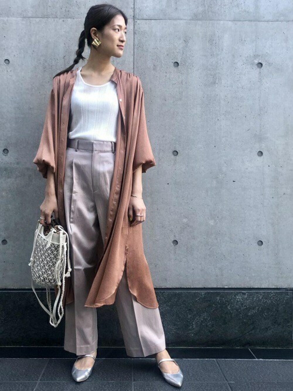 ブラウン系のシャツワンピース、ホワイト系のニット/セーター、グレー系のその他パンツを着用したレディースの夏コーディネートの1枚目の写真