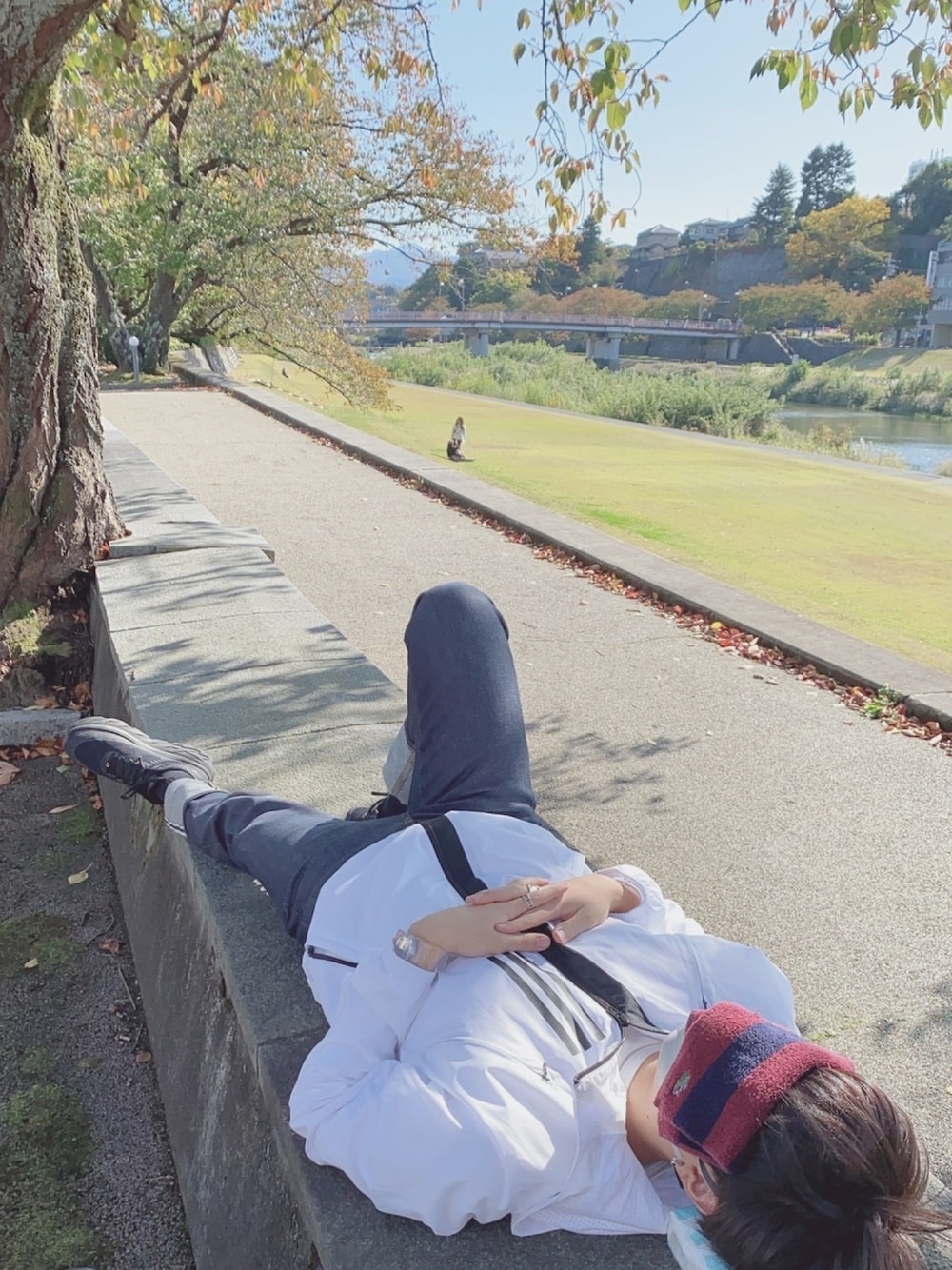 「休日スタイル、秋のコーデ、ストリート、スニーカーコーデ、カジュアル、黒、UNIQLO、年末WEAR感謝祭、お洒落さんとつながりたい、いいね、save、フォローお願いします🤑」｜「adidasのWND ジャケット（ナイロンジャケット、ホワイト系）」を使った、hirotoさん（メンズ・168cm）の冬コーディネートの1枚目の写真