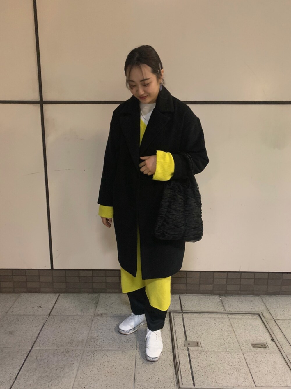 「シンプルコーデ、イエロー、ちょっとお出かけ、バッグの色変えれば良かった💧」｜「KBFの2WAYボタンスリーブニットワンピース（ワンピース、イエロー系）」を使った、ohakcさん（レディース・165cm）の冬コーディネートの1枚目の写真