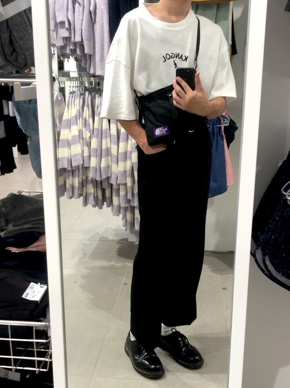 「ビッグシルエットシャツ、秋コーデ、ビックシルエット、スラックス、モノトーンコーデ、ゆるコーデ」｜「KANGOLのアイテム（Tシャツ/カットソー、ホワイト系）」を使った、りょうすけさん（メンズ・174cm）の秋コーディネートの1枚目の写真