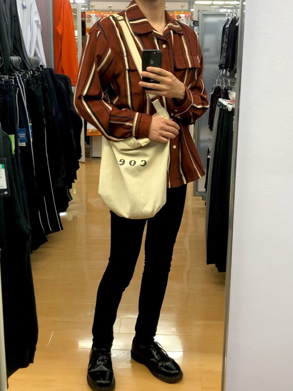 「ストライプシャツ、黒スキニー、Dr.Martens、秋コーデ、秋服、いいね、save、フォローお願いします🤑、トートバッグ」｜「coenのアイテム（トートバッグ、ベージュ系）」を使った、りょうすけさん（メンズ・174cm）の秋コーディネートの1枚目の写真