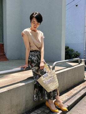 「アイテム（かごバッグ）」を使った、nano・universe 鳴海有加さん（レディース・164cm）の夏コーディネート