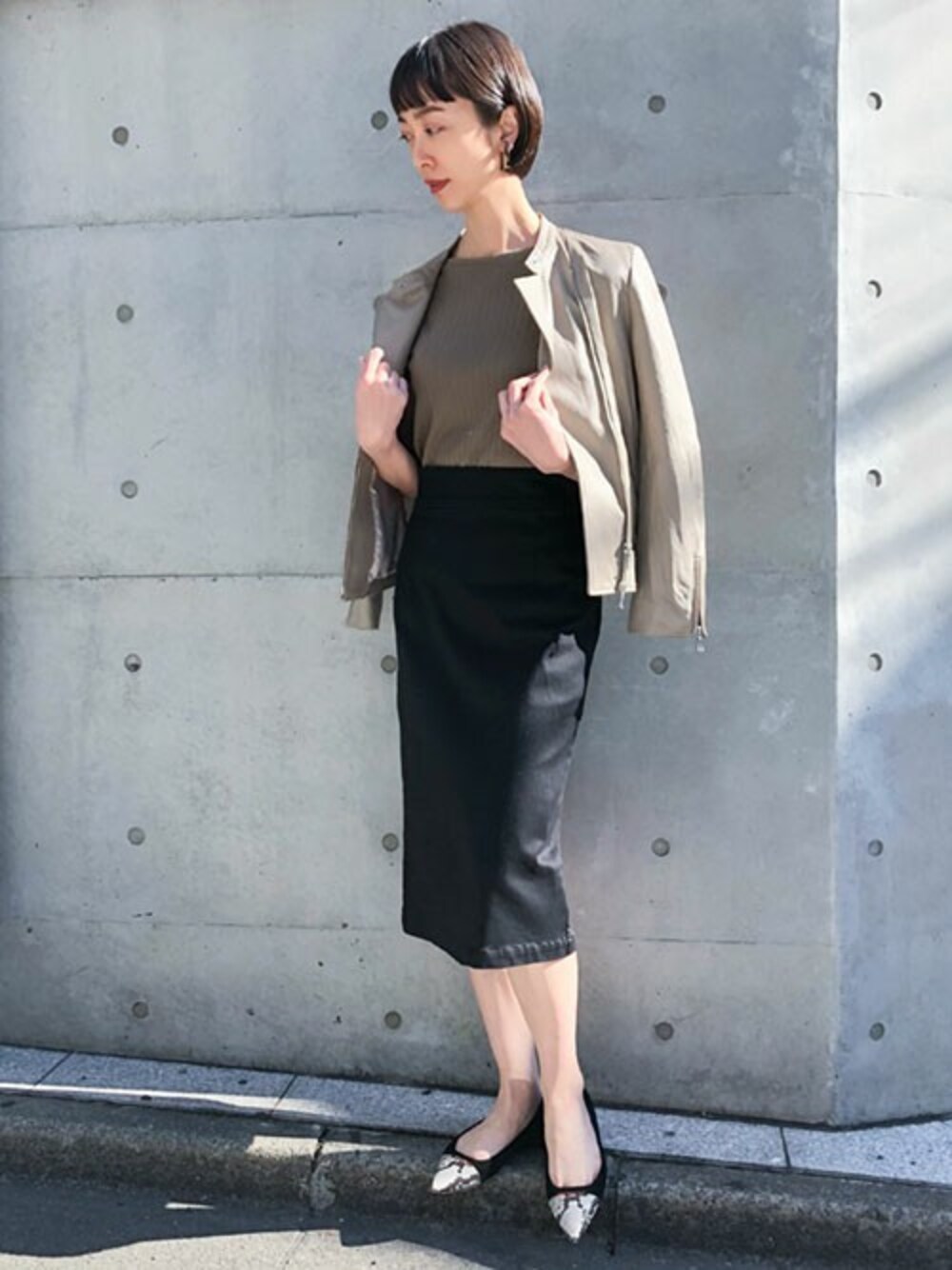 「タイトスカート、スカート、カジュアル、レザージャケット、ライダース、ライダースジャケット、マニッシュ、春コーデ、春夏コーデ、カジュアルコーデ」｜「NANO universeのセミウォッシュスタンドレザーライダース（ライダースジャケット、グレー系）」を使った、nano・universe 鳴海有加さん（レディース・164cm）の冬コーディネートの1枚目の写真