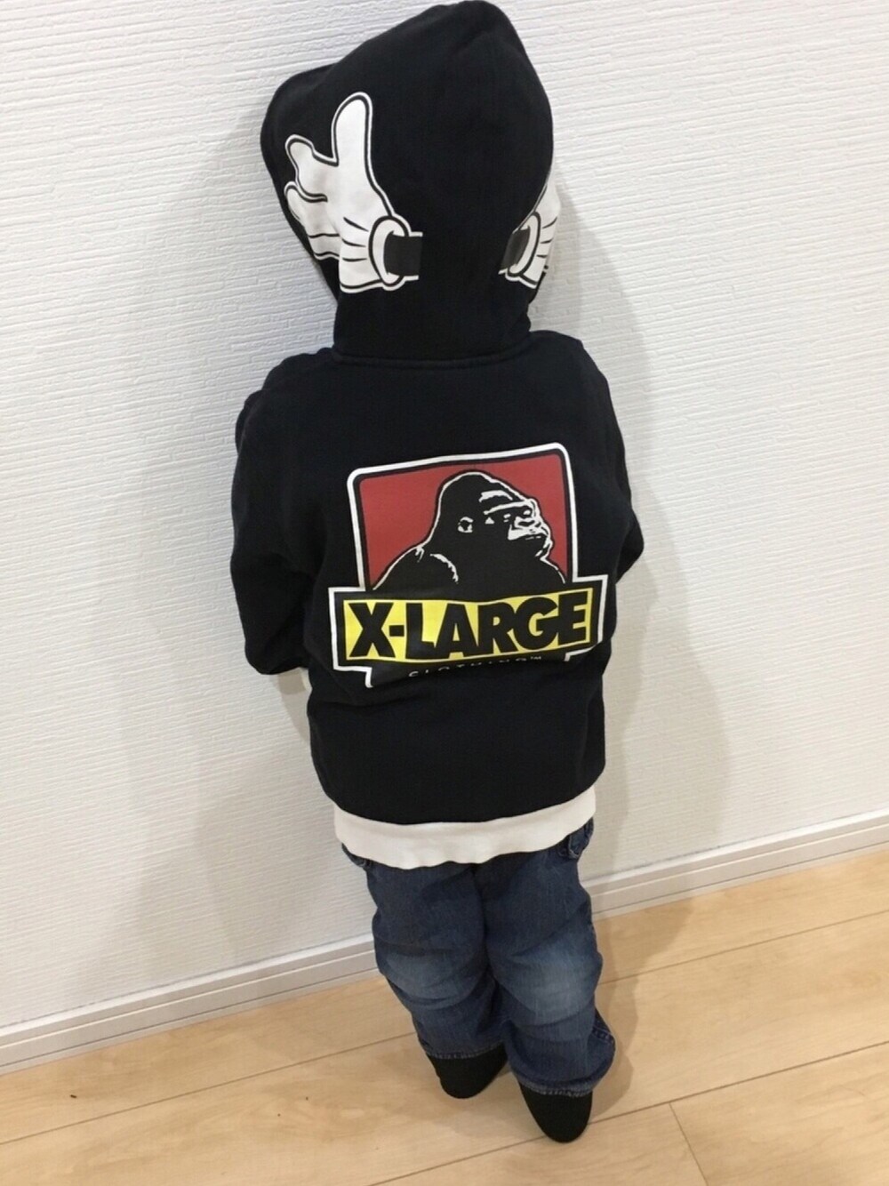 「キッズコーデ、カジュアルコーデ、男の子、4歳、デニム、サルエルパンツ、エクストララージ、パーカー、ミッキー、スウェット」｜「XLARGE KIDSのアイテム（パーカー、ブラック系）」を使った、miniminiさん（キッズ・100cm）の春コーディネートの1枚目の写真