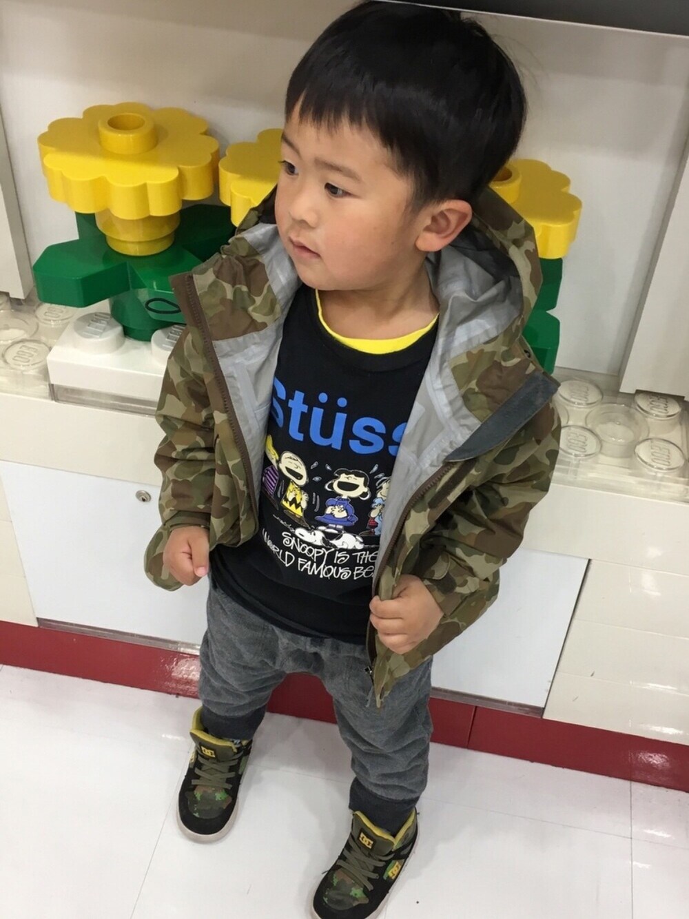 「男の子、迷彩柄、カモフラ、ノースフェイス、ステューシー、DC SHOES、ハイカットスニーカー、スヌーピー、サルエルパンツ、アウトドアスタイル」｜「STUSSYのアイテム（Tシャツ/カットソー、ブラック系）」を使った、miniminiさん（キッズ・100cm）の春コーディネートの1枚目の写真