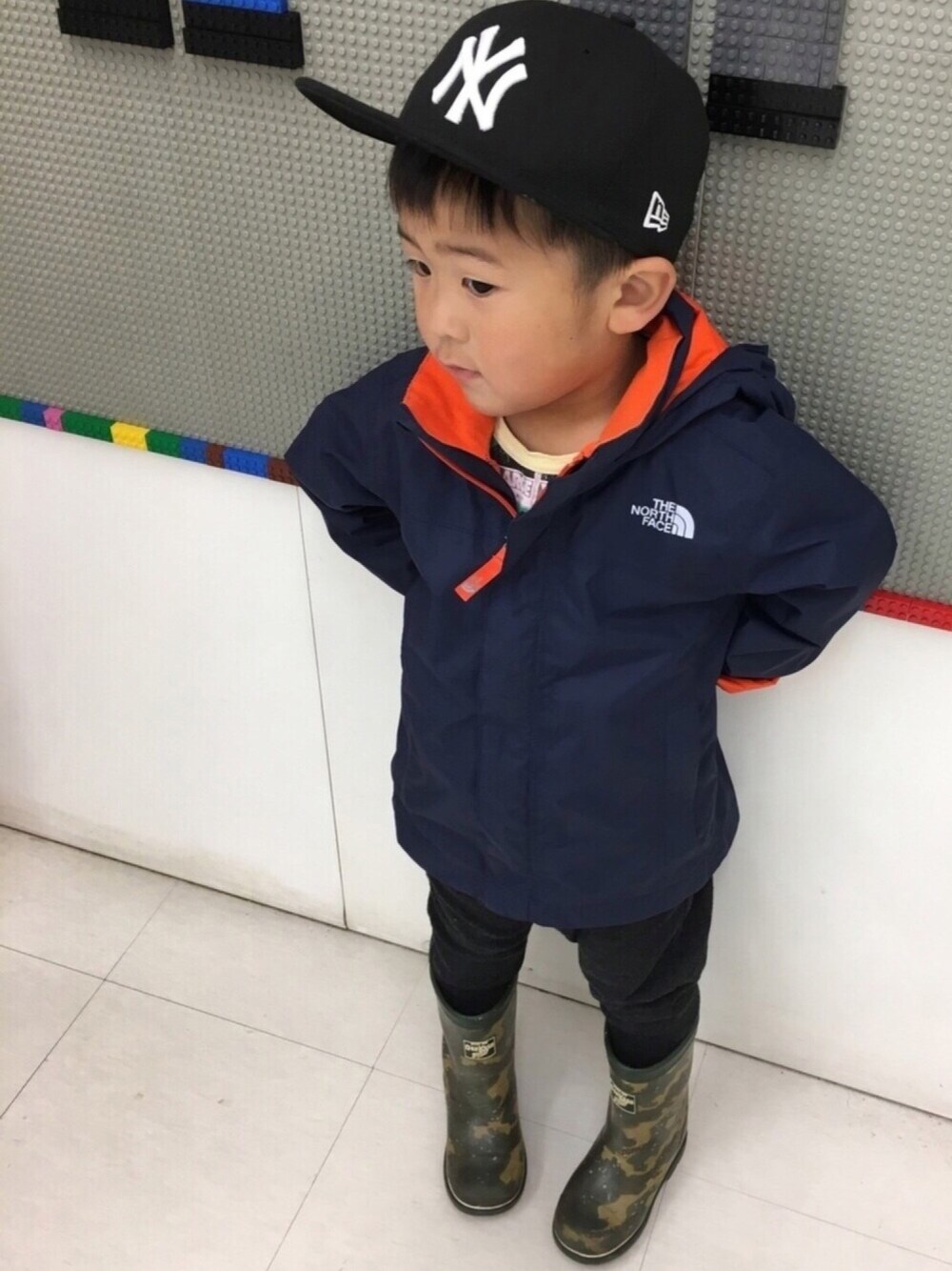 「キッズファッション、ジャケット、ニューエラ、ノースフェイス、エクストララージ、男の子コーデ、迷彩、レインコート、レインブーツ、アウトドアスタイル」｜「THE NORTH FACEのアイテム（ナイロンジャケット、ブルー系）」を使った、miniminiさん（キッズ・100cm）の春コーディネートの1枚目の写真
