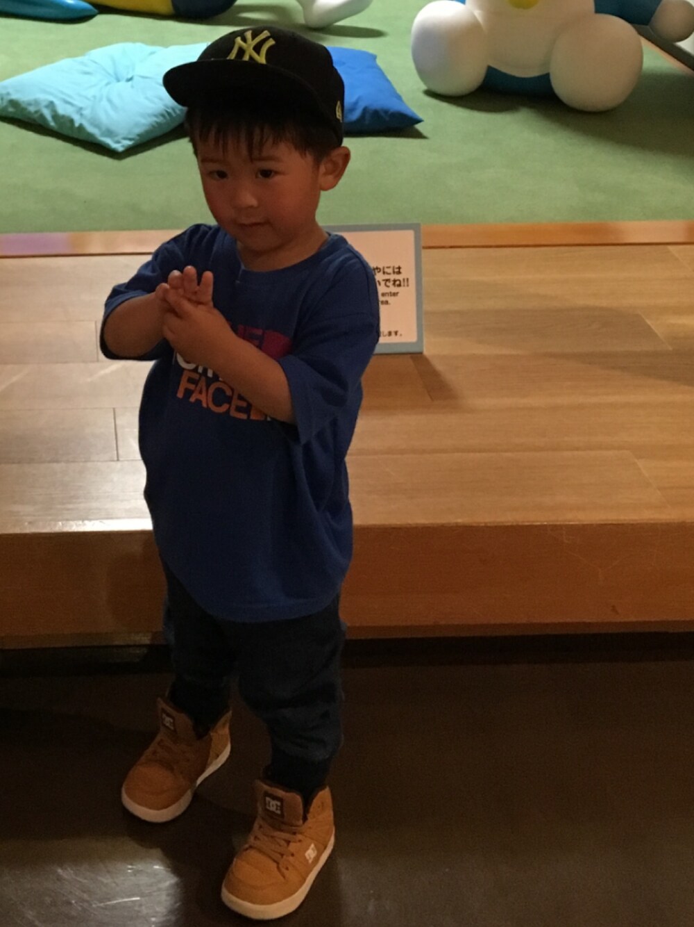 「アウトドアスタイル、男の子、ノースフェイス、ニューエラ、デニム パンツ、サルエルパンツ、ストリート、スニーカー、Tシャツ、ハイカットスニーカー」｜「NEW ERAのアイテム（キャップ、ブラック系）」を使った、miniminiさん（キッズ・100cm）の春コーディネートの1枚目の写真