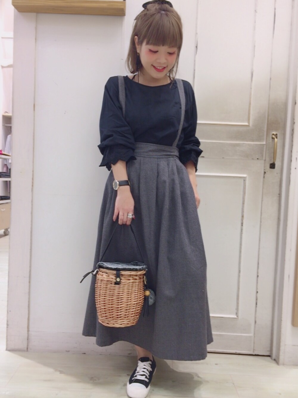 ブラック系のシャツ/ブラウス、その他のスカート、ブラック系のかごバッグを着用したレディースの秋コーディネートの1枚目の写真