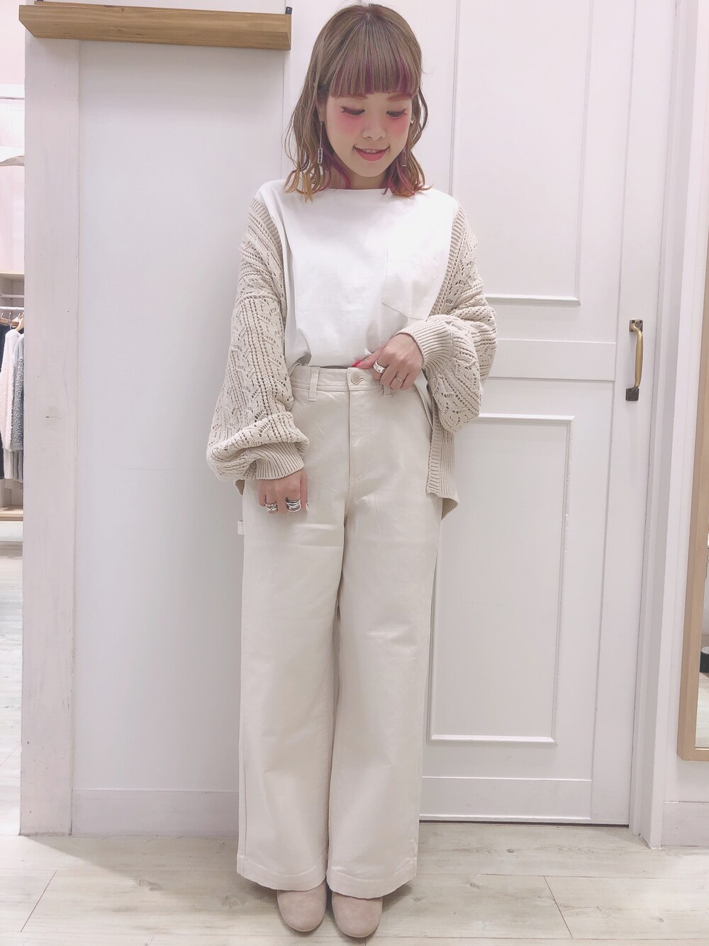 ホワイト系のTシャツ/カットソー、ベージュ系のその他パンツ、ベージュ系のカーディガン/ボレロを着用したレディースの春コーディネートの1枚目の写真