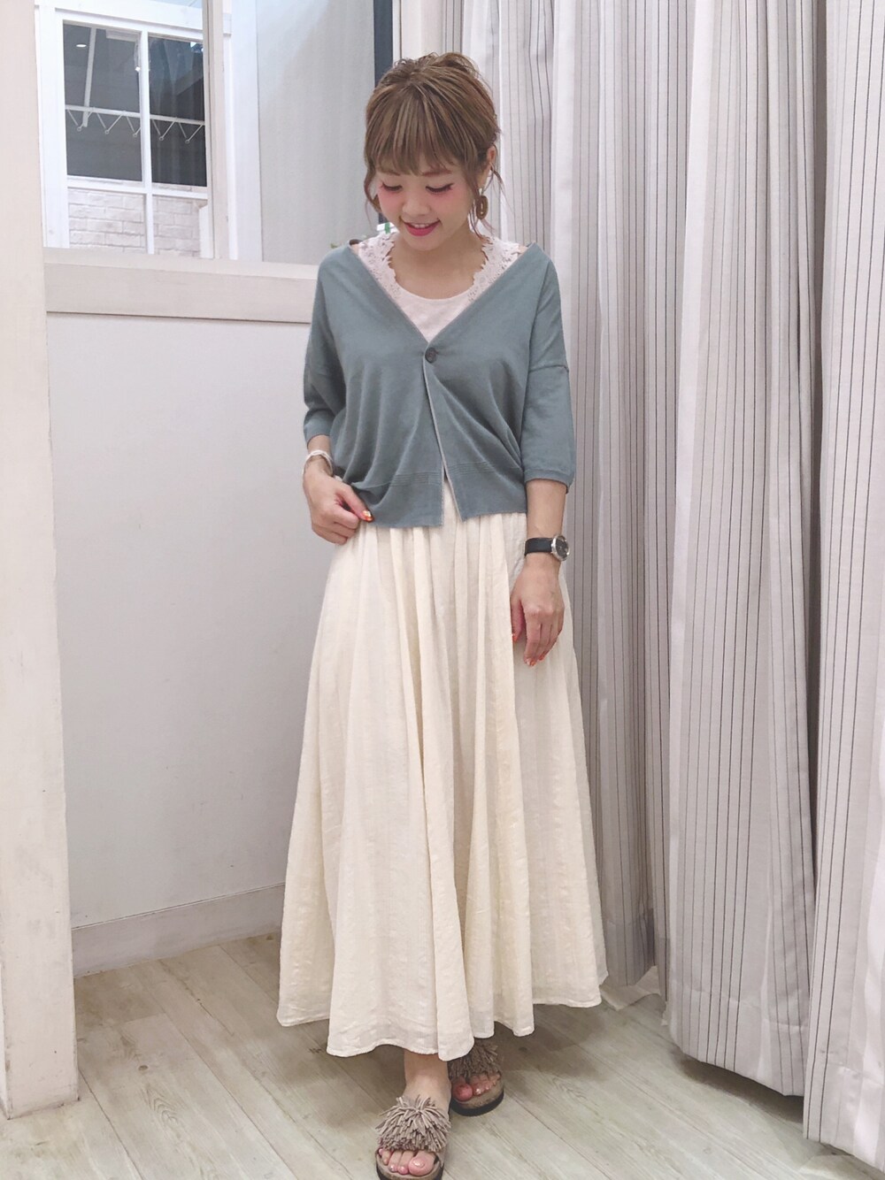 ブルー系のカーディガン/ボレロ、ベージュ系のスカート、ベージュ系のサンダルを着用したレディースの夏コーディネートの1枚目の写真