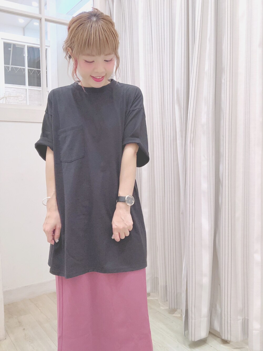 ブラック系のワンピース、パープル系のスカートを着用したレディースの夏コーディネートの1枚目の写真