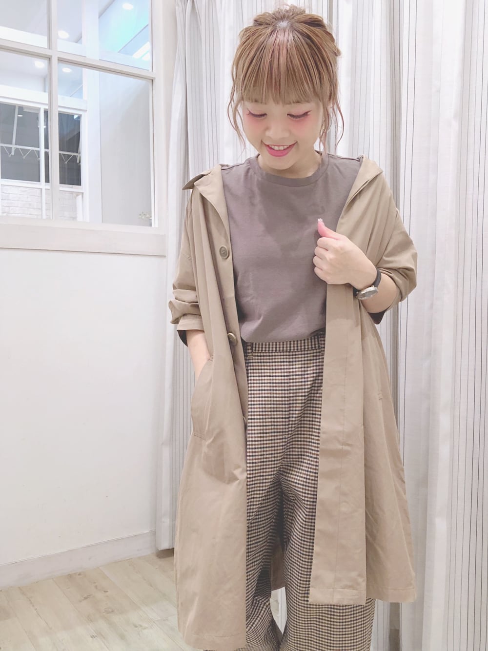 グレー系のTシャツ/カットソー、ベージュ系のその他パンツ、ベージュ系のステンカラーコートを着用したレディースの夏コーディネートの1枚目の写真