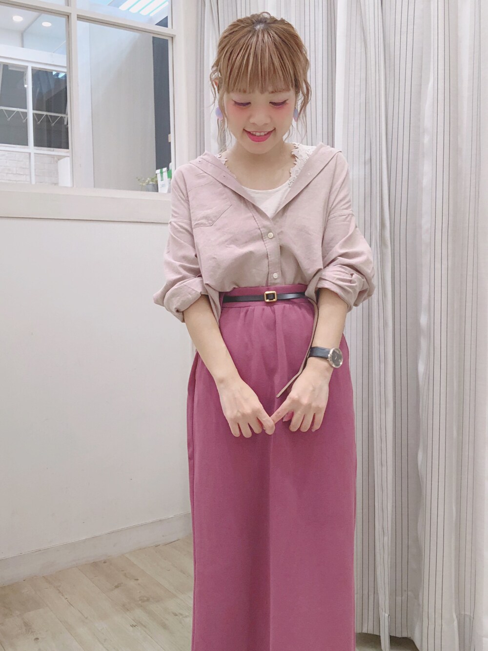 ベージュ系のタンクトップ、ブラウン系のシャツ/ブラウス、パープル系のスカートを着用したレディースの秋コーディネートの1枚目の写真