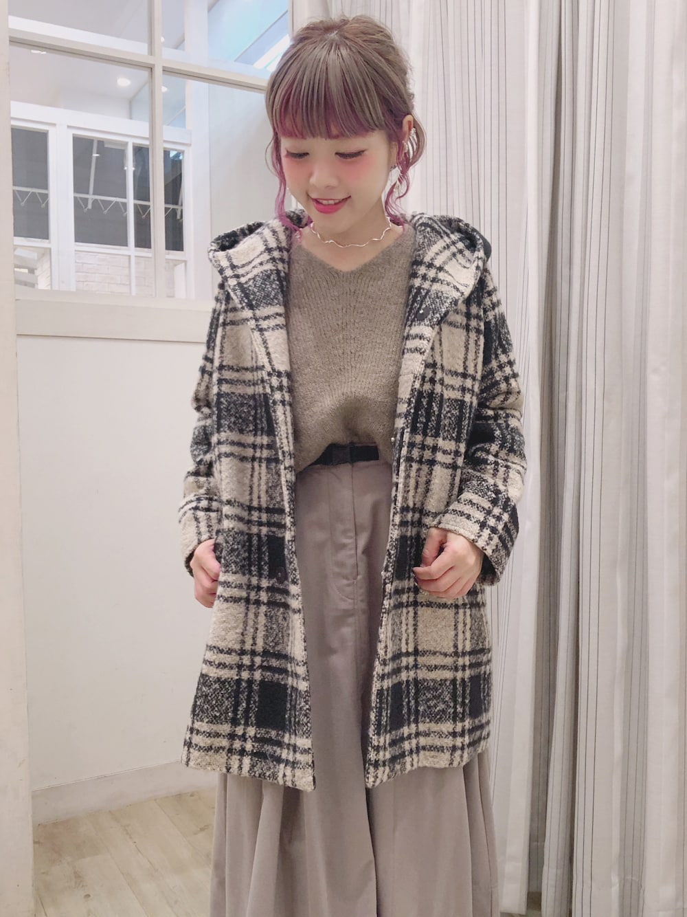 ベージュ系のその他アウター、ブラウン系のニット/セーター、ベージュ系のスカートを着用したレディースの秋コーディネートの1枚目の写真