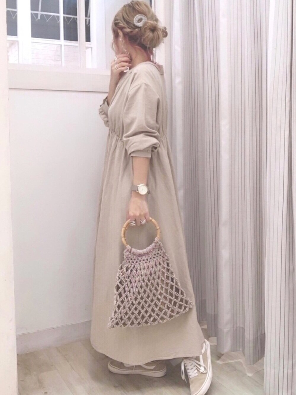 ベージュ系のワンピース/ドレス、ブラウン系のトートバッグ、ベージュ系のワンピース/ドレスを着用したレディースの秋コーディネートの1枚目の写真