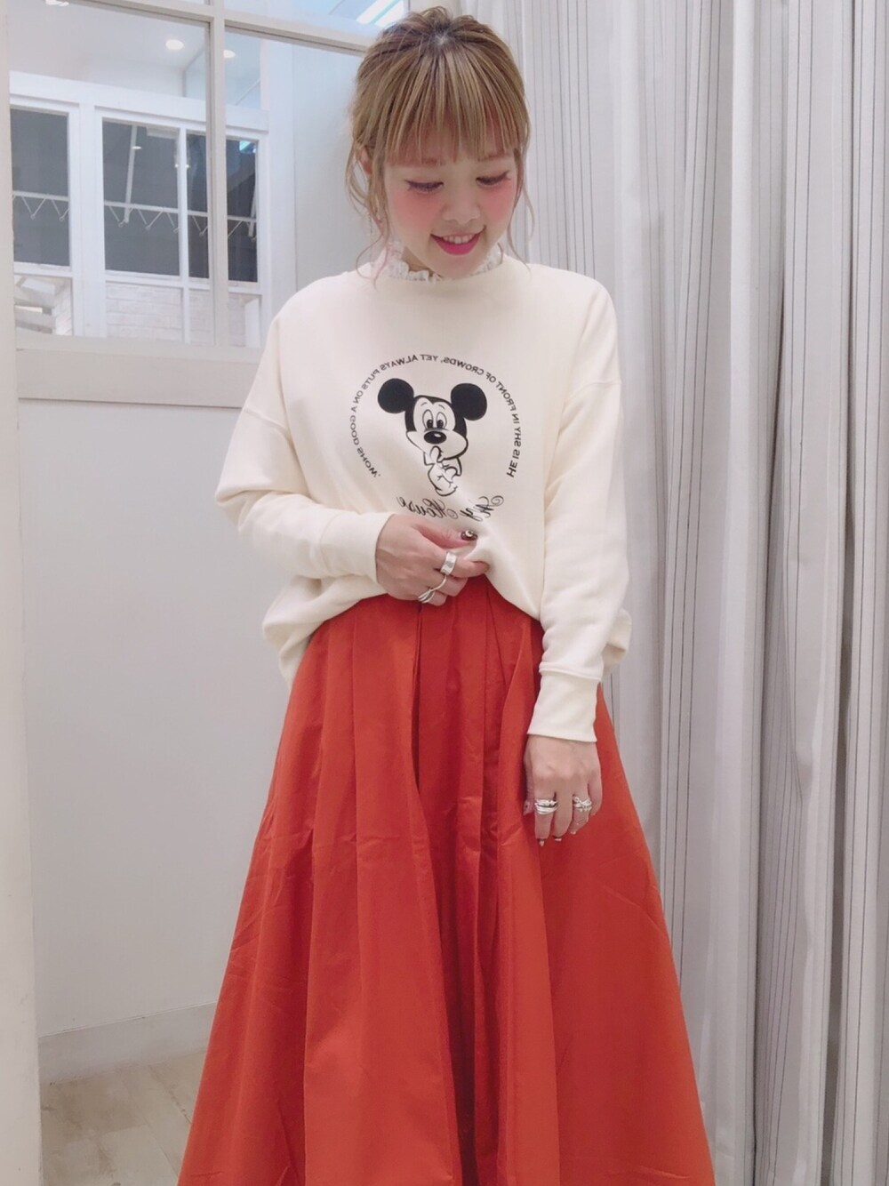ホワイト系のスウェット、ホワイト系のTシャツ/カットソー、その他のスカートを着用したレディースの冬コーディネートの1枚目の写真