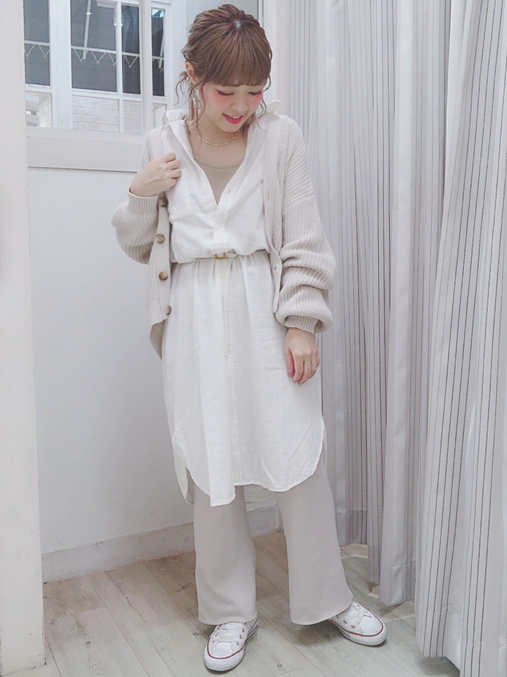 ホワイト系のワンピース、ベージュ系のカーディガン/ボレロ、ベージュ系のその他パンツを着用したレディースの冬コーディネートの1枚目の写真