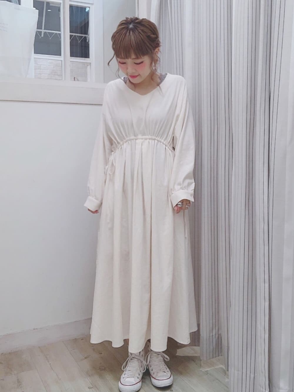 ベージュ系のワンピース、グレー系のタンクトップ、ベージュ系のワンピース/ドレスを着用したレディースの春コーディネートの1枚目の写真