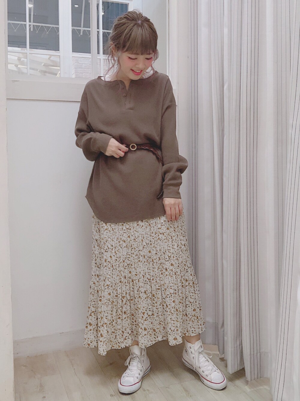 ブラウン系のトップス、ベージュ系のスカート、ブラウン系のトップスを着用したレディースの春コーディネートの1枚目の写真