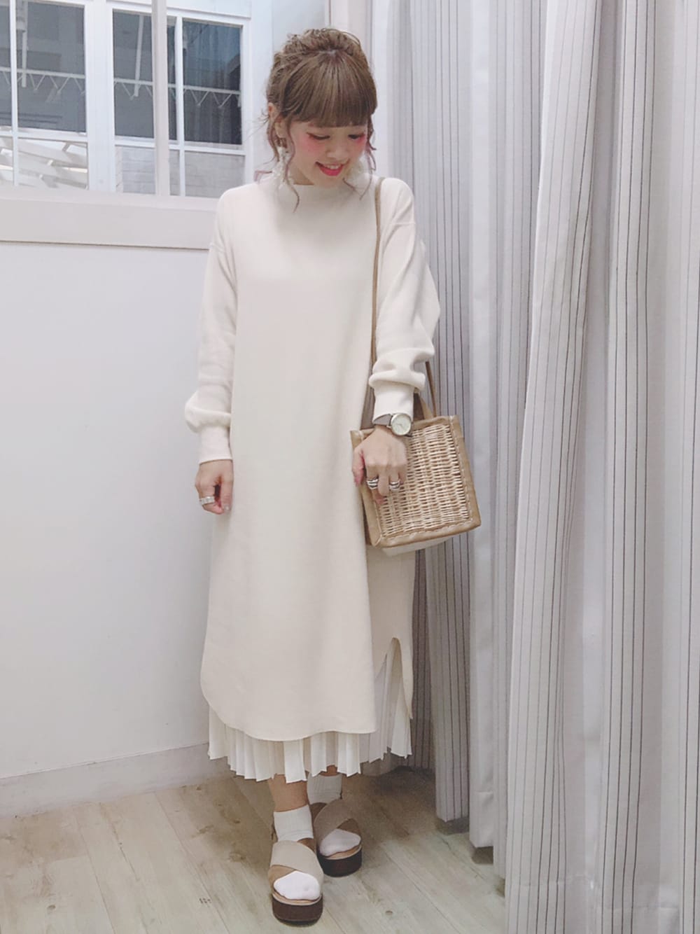 ベージュ系のワンピース、ホワイト系のワンピース/ドレス、ベージュ系のトートバッグを着用したレディースの春コーディネートの1枚目の写真