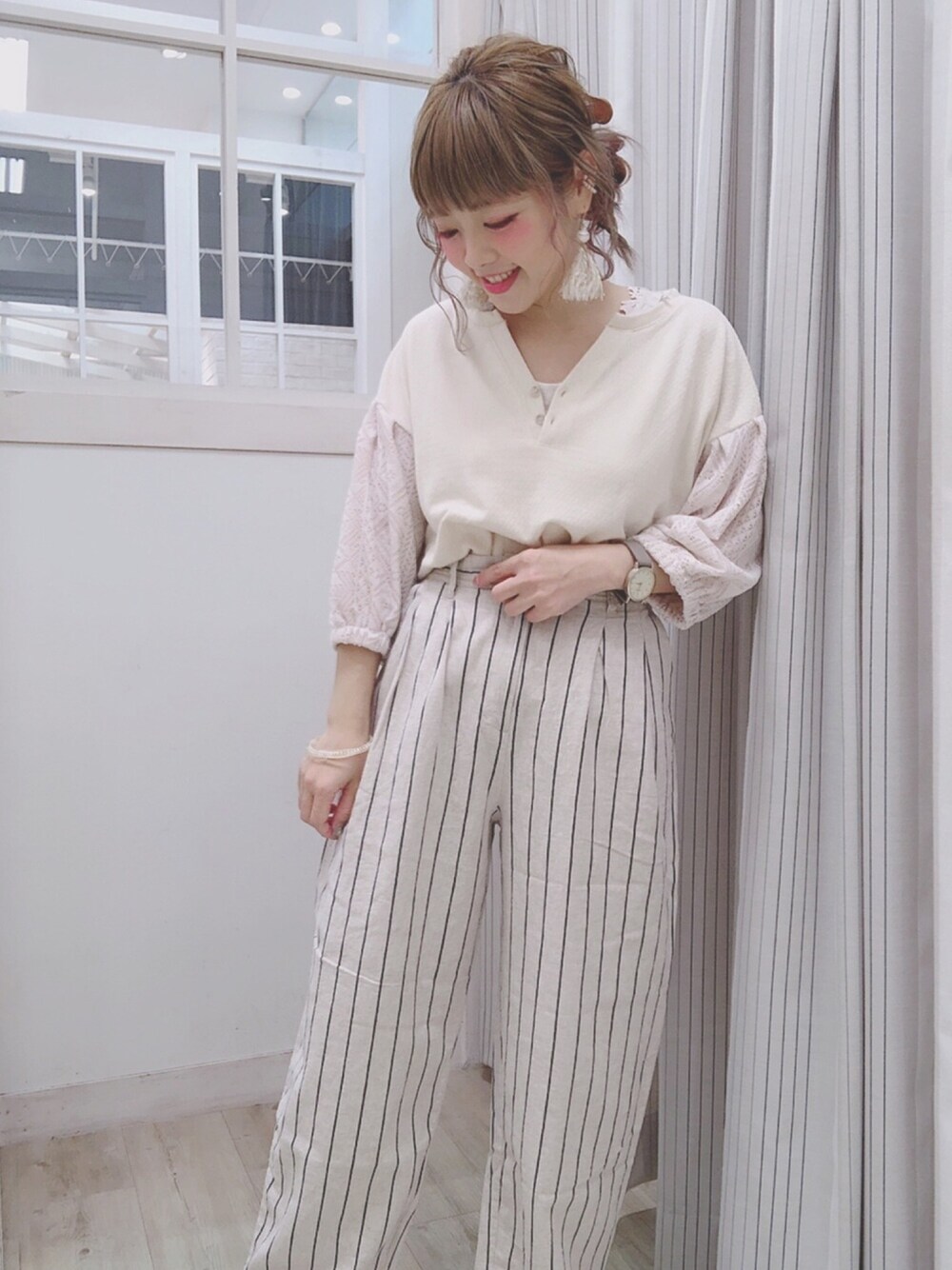 ブルー系のトップス、ベージュ系のその他パンツ、ベージュ系のトップスを着用したレディースの春コーディネートの1枚目の写真