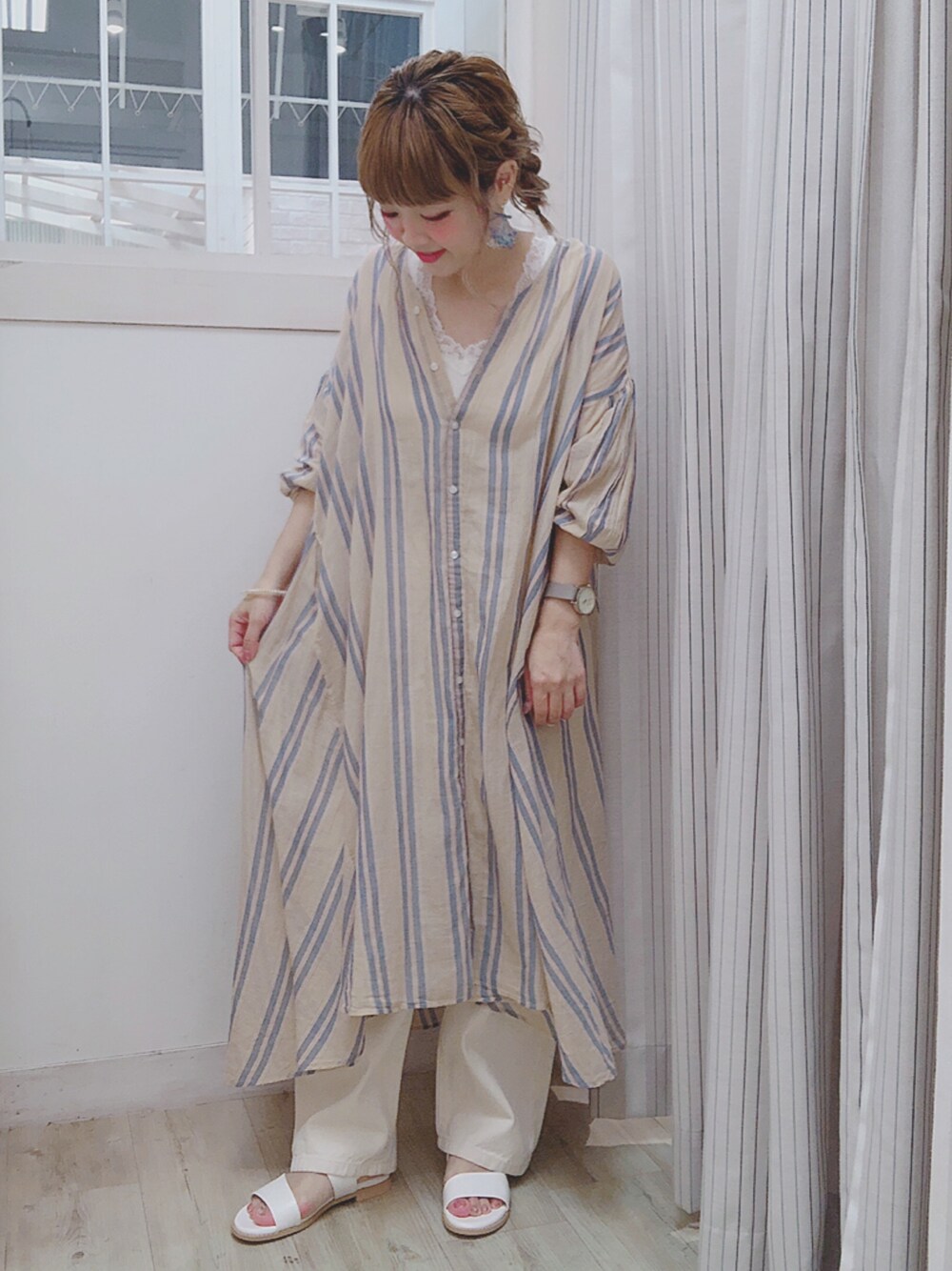 その他のワンピース、ベージュ系のデニムパンツ、ホワイト系のタンクトップを着用したレディースの春コーディネートの1枚目の写真